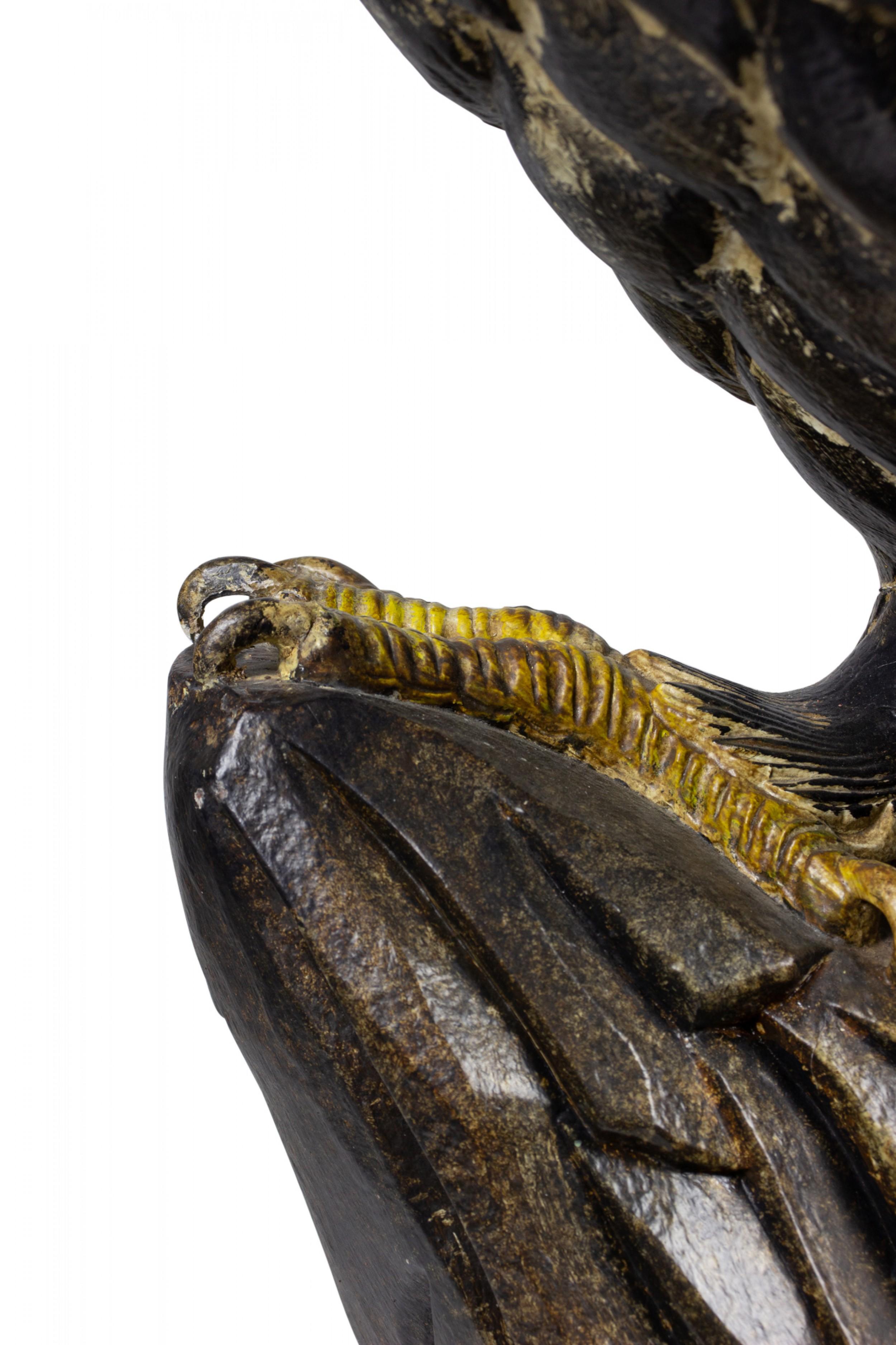 Coppia di sculture di aquile calve dipinte e intagliate in stile Feder americano in vendita 4