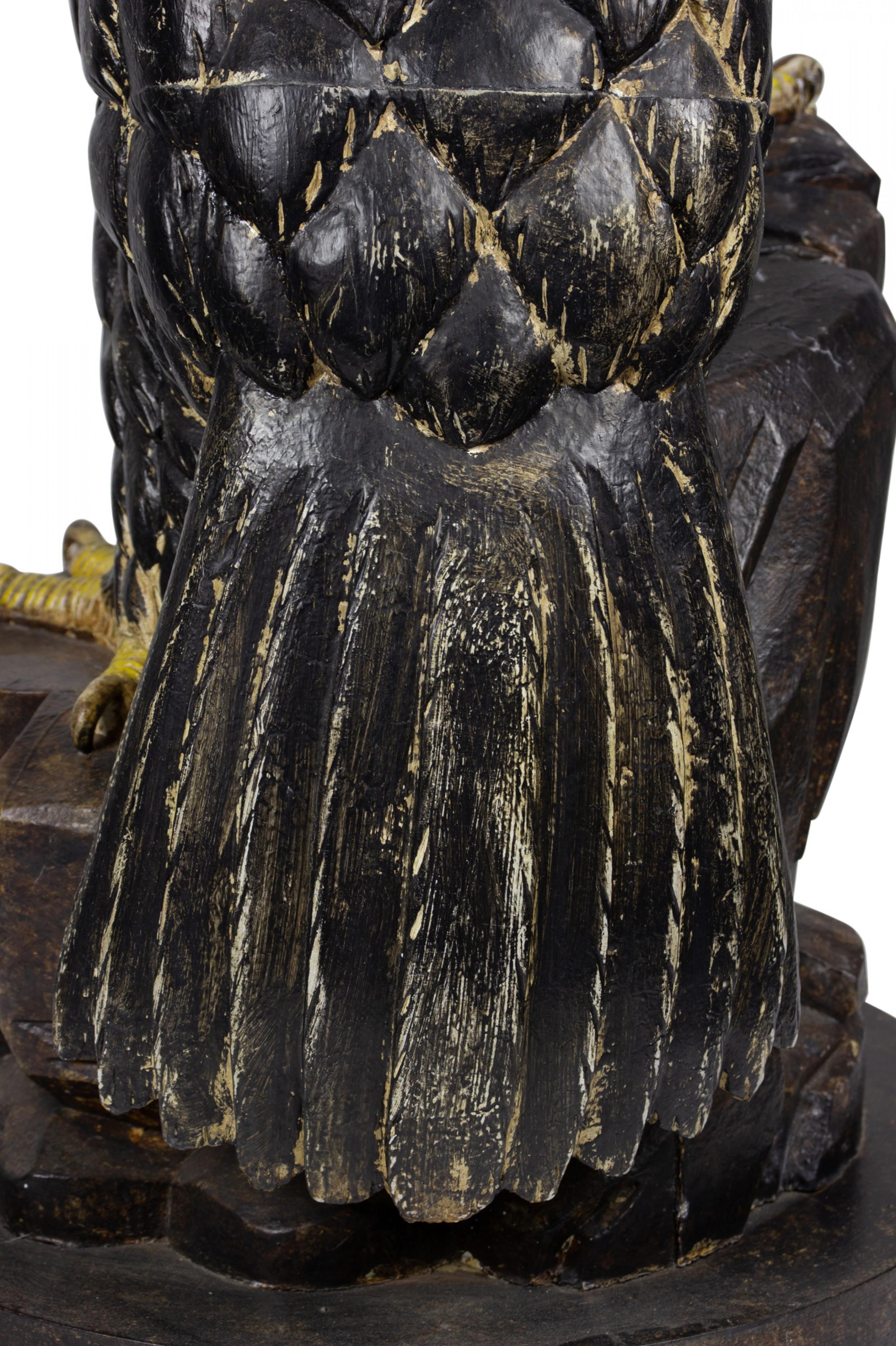 Mid-Century moderno Coppia di sculture di aquile calve dipinte e intagliate in stile Feder americano in vendita