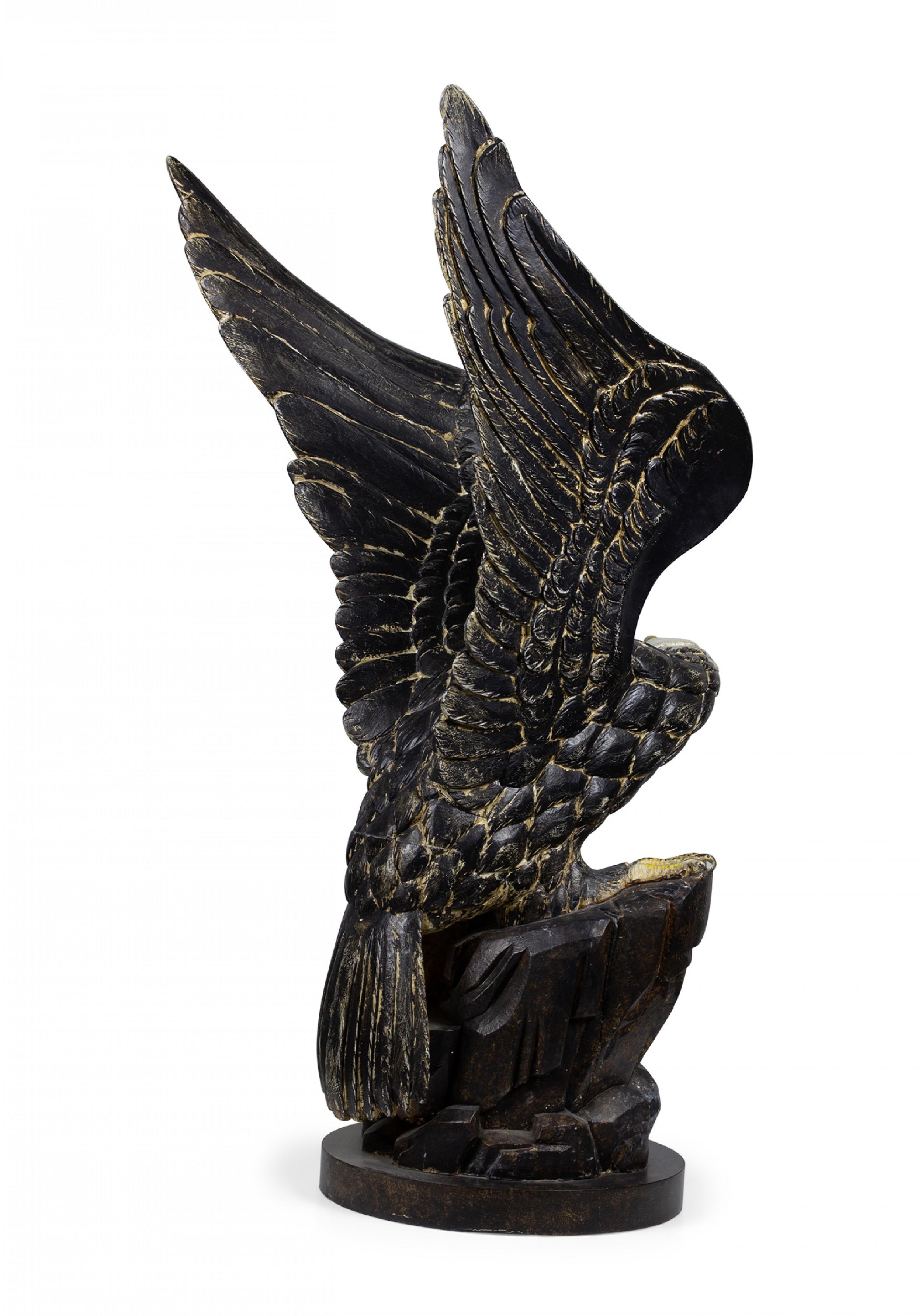 Intagliato a mano Coppia di sculture di aquile calve dipinte e intagliate in stile Feder americano in vendita