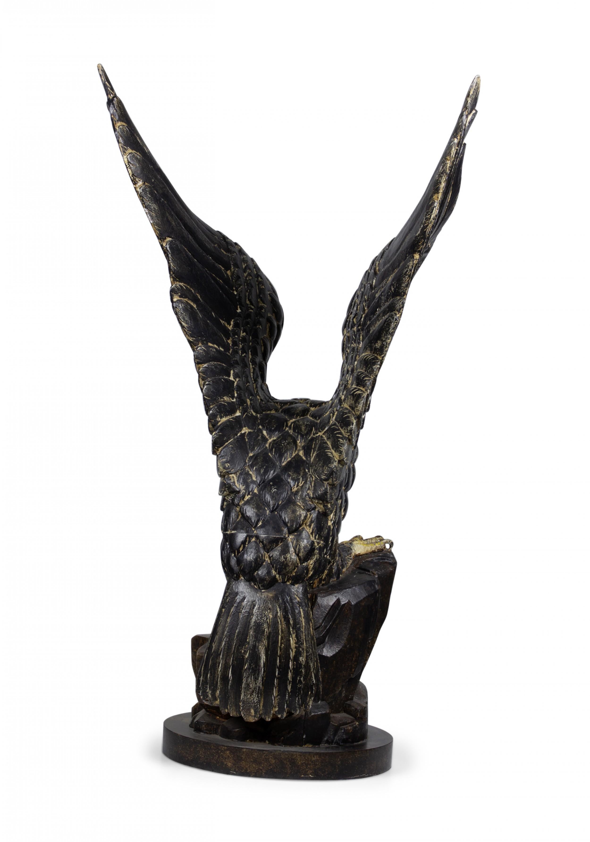 Coppia di sculture di aquile calve dipinte e intagliate in stile Feder americano in vendita 1