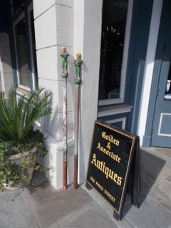 Paar amerikanische figurale Jockey-Pfosten aus lackiertem Gusseisen mit drehbarer Schiebe. Um 1850