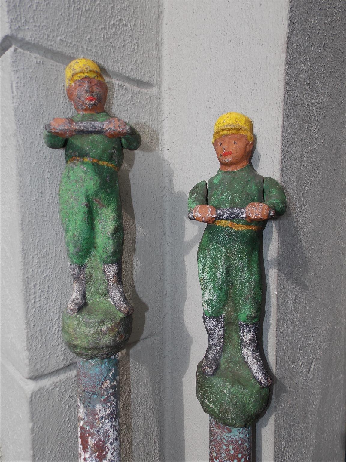 Paar amerikanische figurale Jockey-Pfosten aus lackiertem Gusseisen mit drehbarer Schiebe. Um 1850 im Zustand „Hervorragend“ im Angebot in Charleston, SC