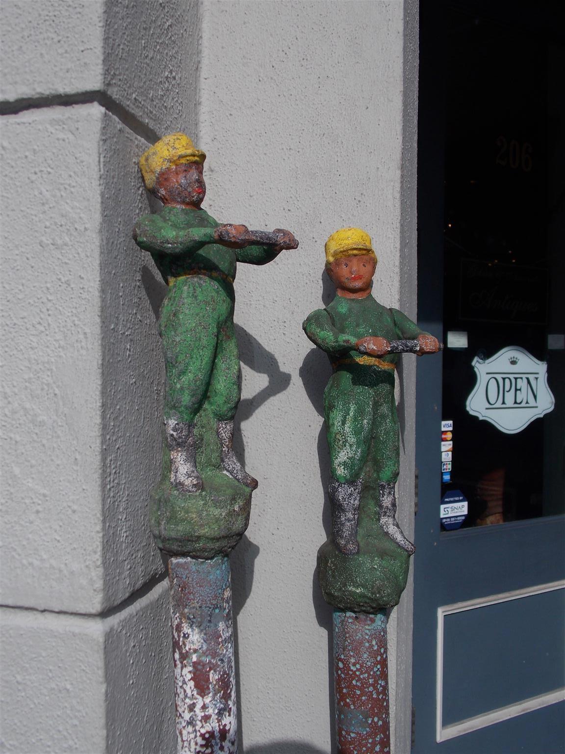 Paar amerikanische figurale Jockey-Pfosten aus lackiertem Gusseisen mit drehbarer Schiebe. Um 1850 im Angebot 1
