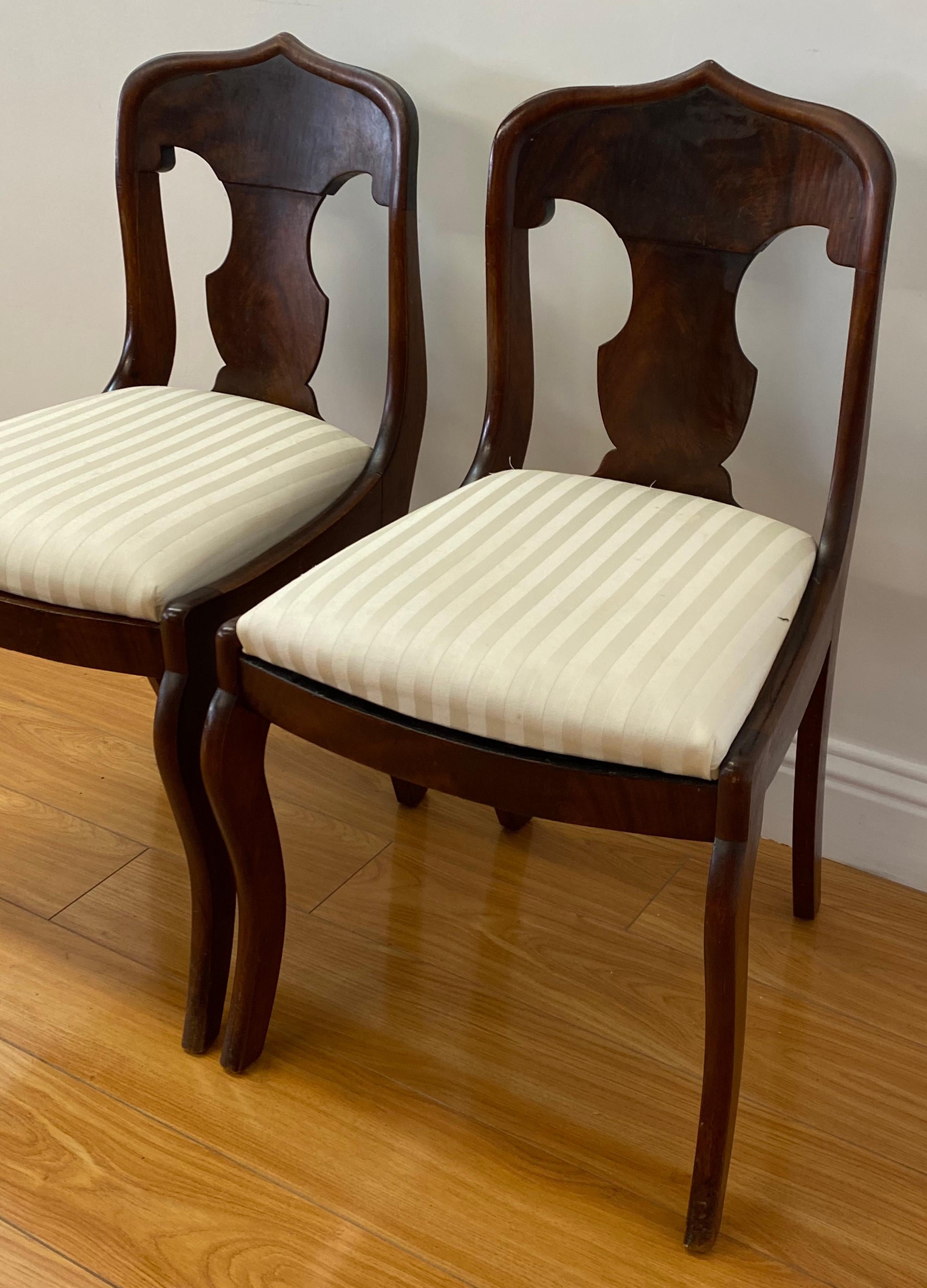 Pair of American flame mahogany empire style side chairs

The seats unscrew / Easily change fabric

The current fabric shows minor wear

Measures: 18