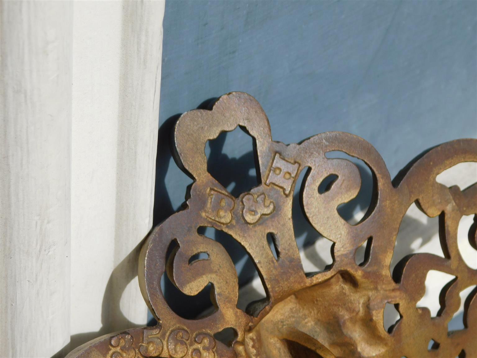 Pareja de candelabros de pared americanos de bronce dorado y espejo biselado con máscara figurada, c. 1880 en venta 3