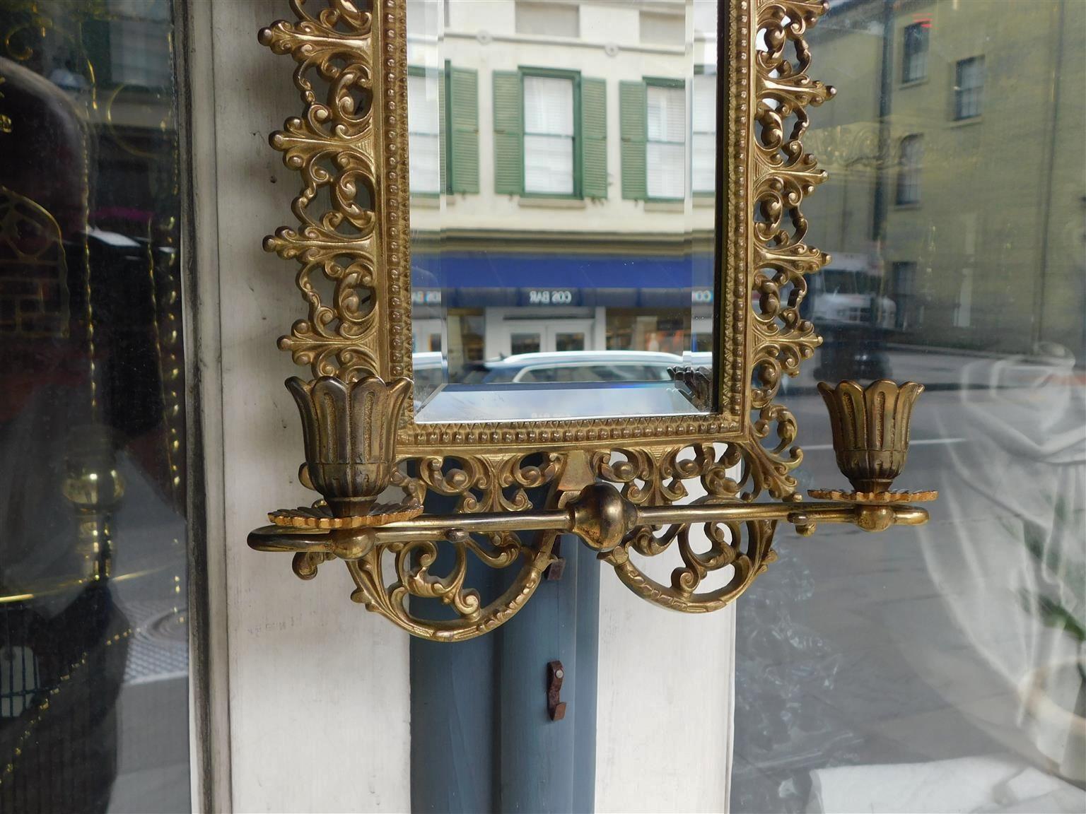Pareja de candelabros de pared americanos de bronce dorado y espejo biselado con máscara figurada, c. 1880 en Excelente estado para la venta en Charleston, SC