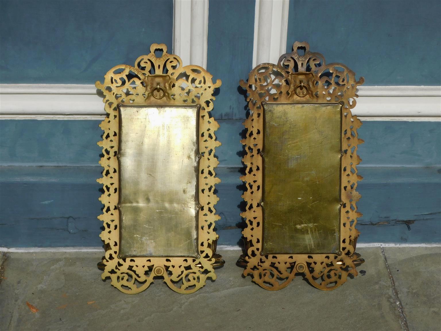 Pareja de candelabros de pared americanos de bronce dorado y espejo biselado con máscara figurada, c. 1880 Latón en venta