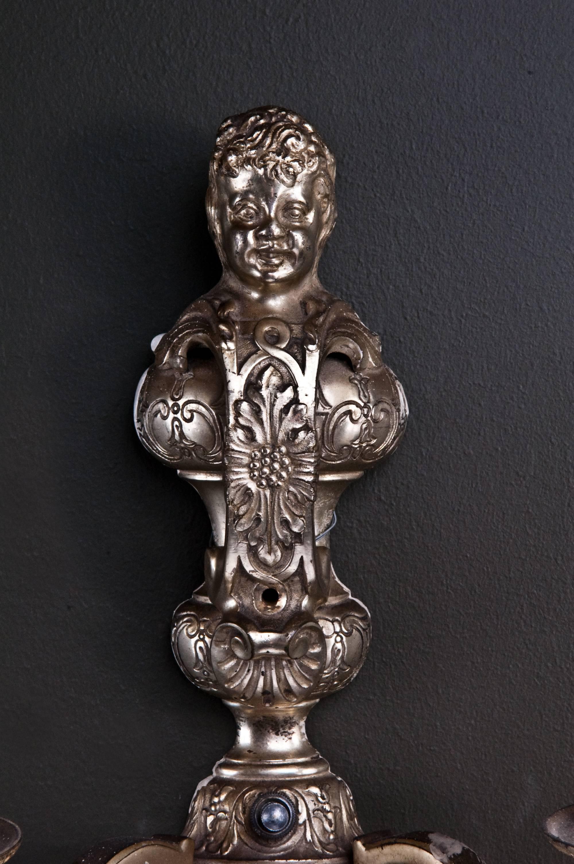 Pareja de candelabros plateados americanos estilo Luis XVI Atribuidos a E. F. A Caldwell siglo XX en venta