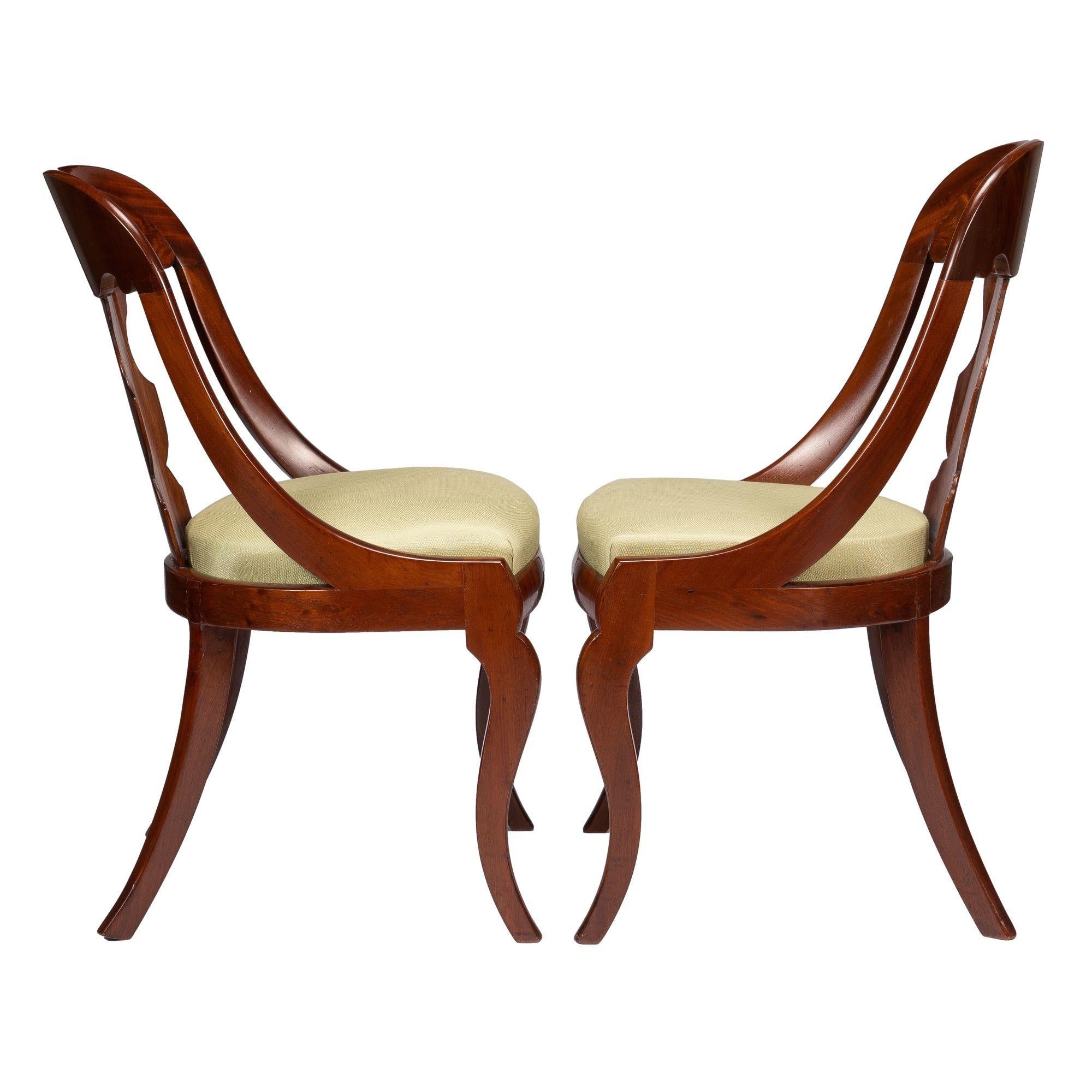 Pair of American Mahogany Gondola Chairs, 1815-35 For Sale 5