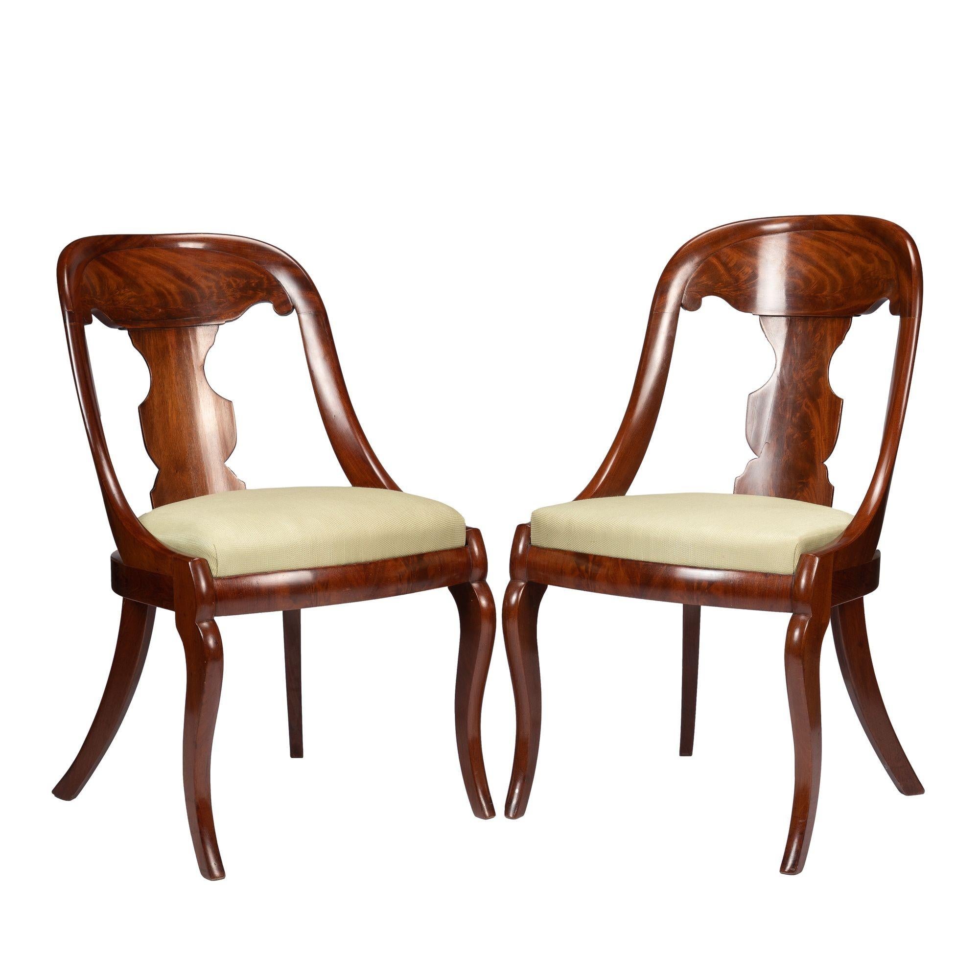 Pair of American Mahogany Gondola Chairs, 1815-35 For Sale 6