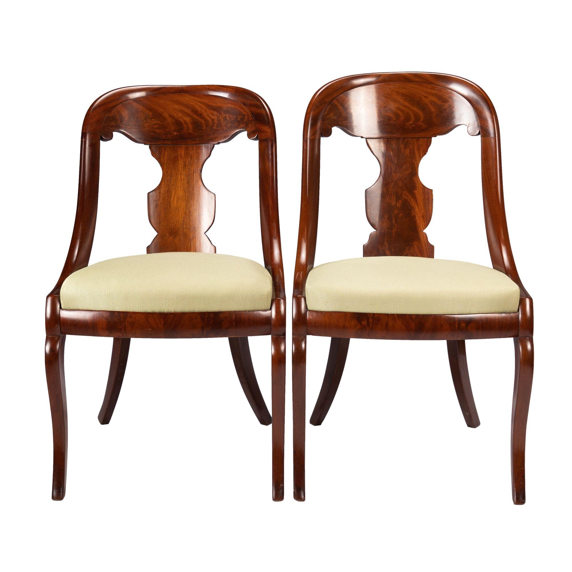 Pair of American Mahogany Gondola Chairs, 1815-35 In Good Condition For Sale In Kenilworth, IL