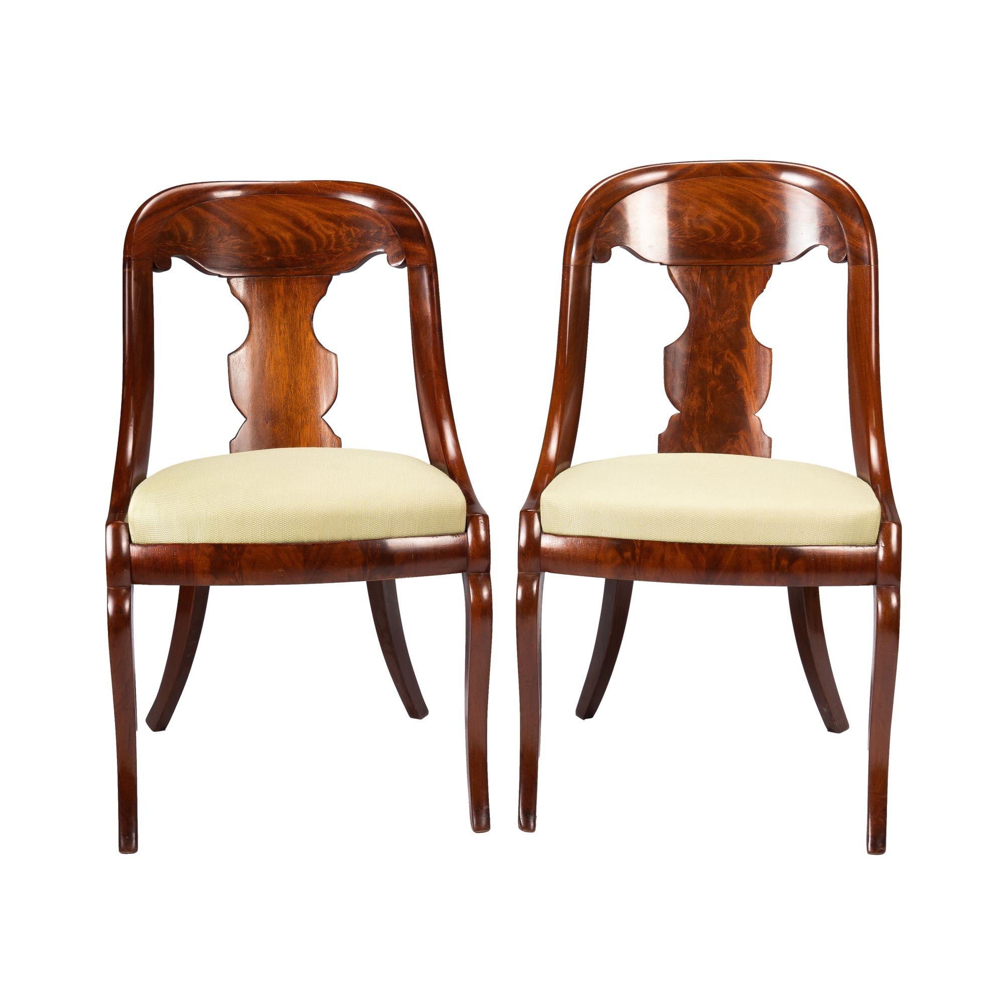 19th Century Pair of American Mahogany Gondola Chairs, 1815-35 For Sale