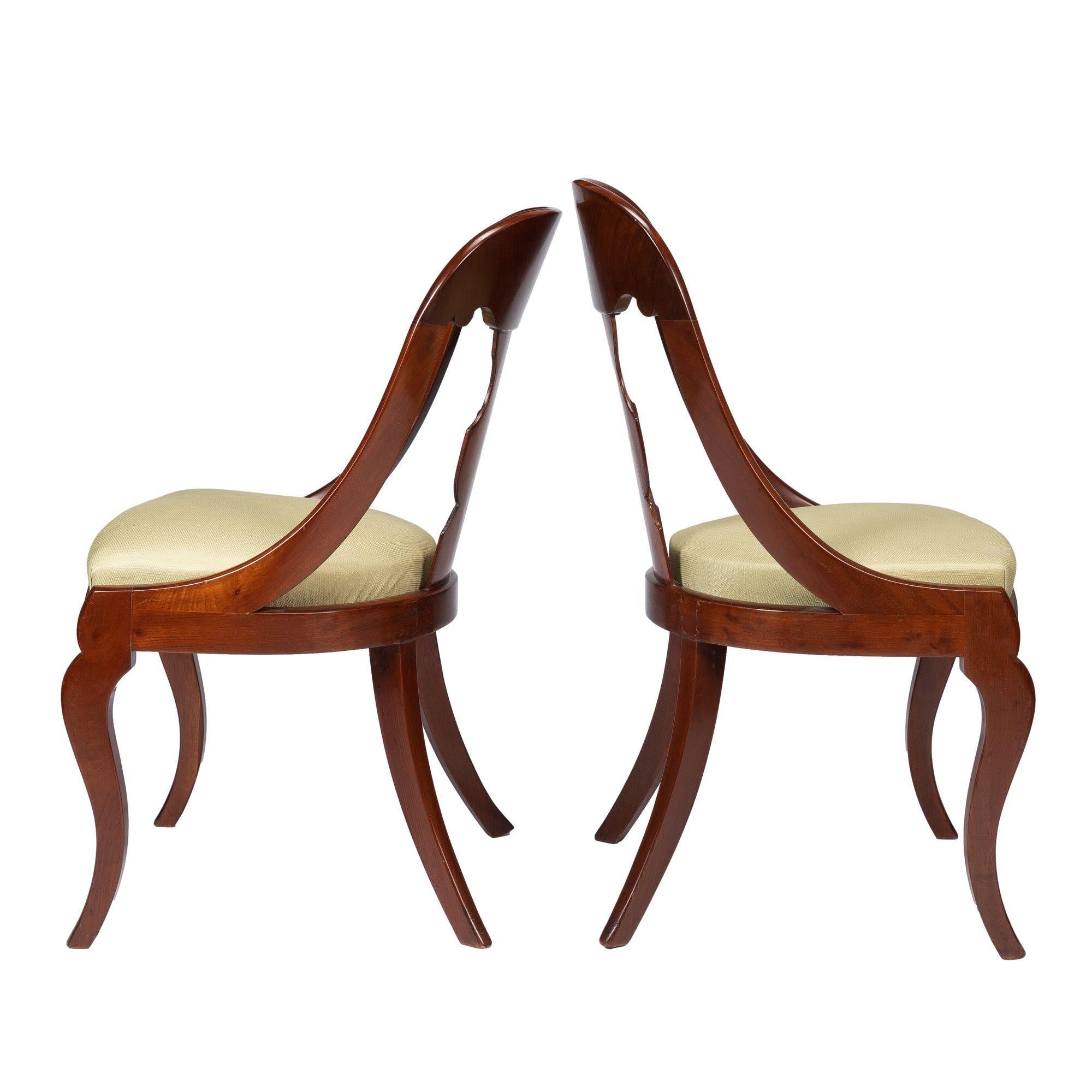 Upholstery Pair of American Mahogany Gondola Chairs, 1815-35 For Sale
