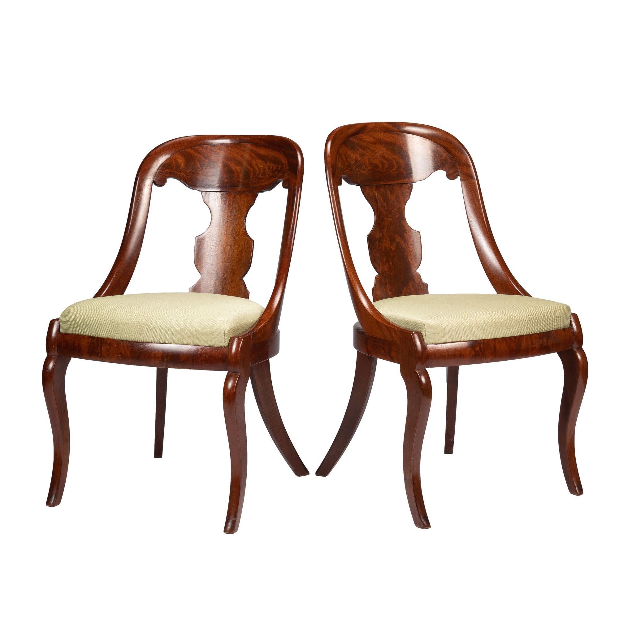 Pair of American Mahogany Gondola Chairs, 1815-35 For Sale 1