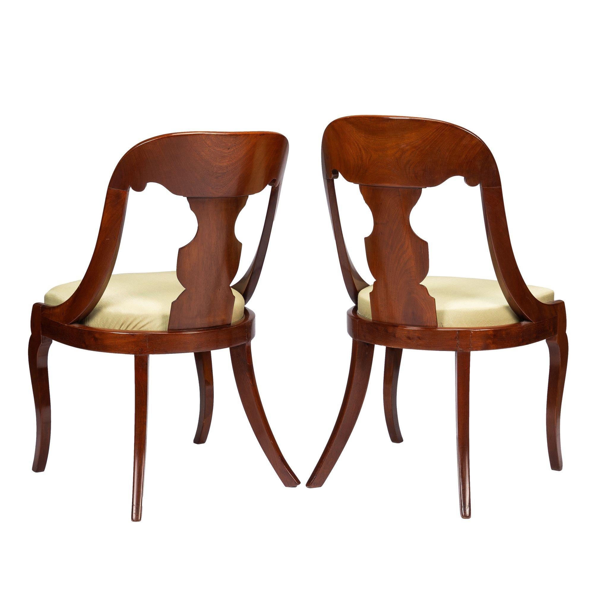 Pair of American Mahogany Gondola Chairs, 1815-35 For Sale 2