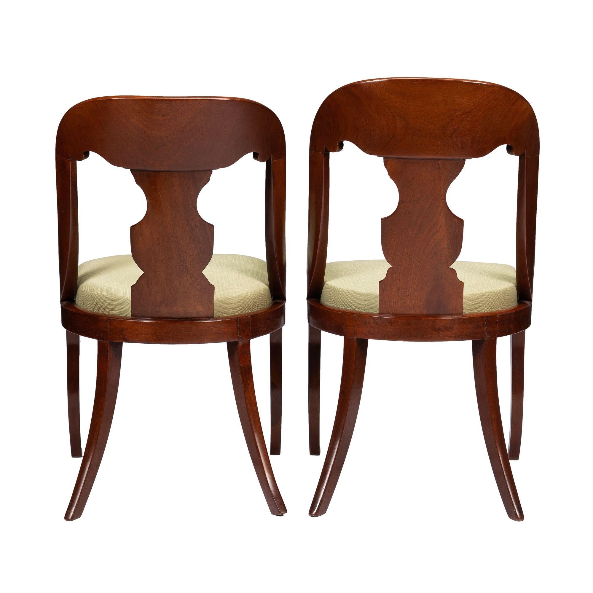 Pair of American Mahogany Gondola Chairs, 1815-35 For Sale 3