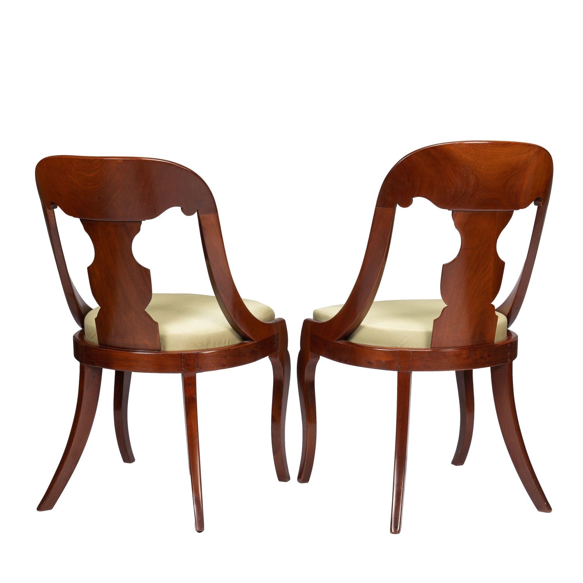 Pair of American Mahogany Gondola Chairs, 1815-35 For Sale 4
