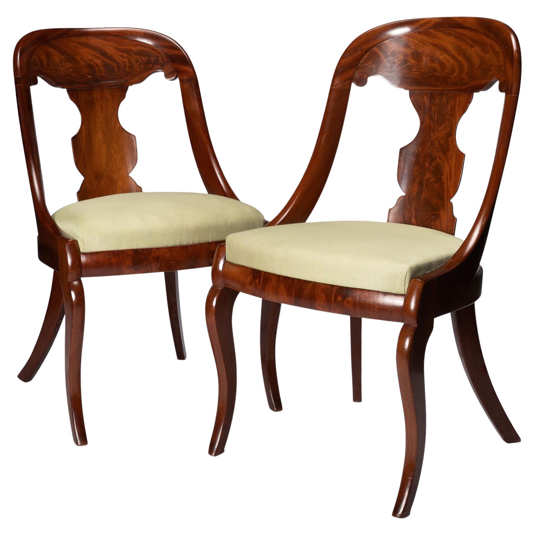 Pair of American Mahogany Gondola Chairs, 1815-35 For Sale