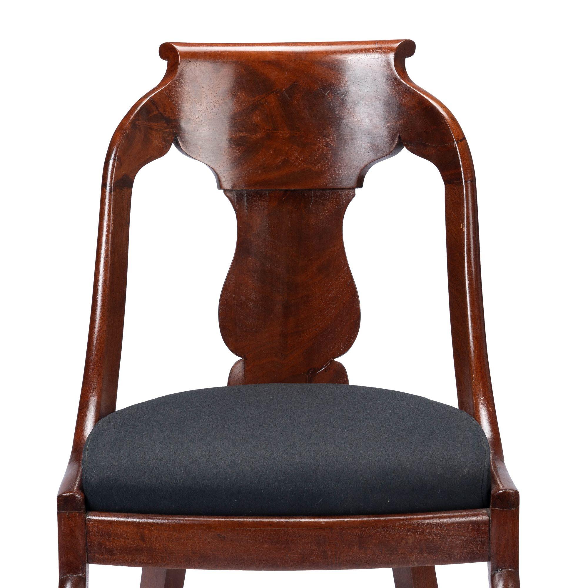 Paar amerikanische gepolsterte Mahagoni- Gondola-Stühle mit Schlickersitz (1830-35) im Angebot 7