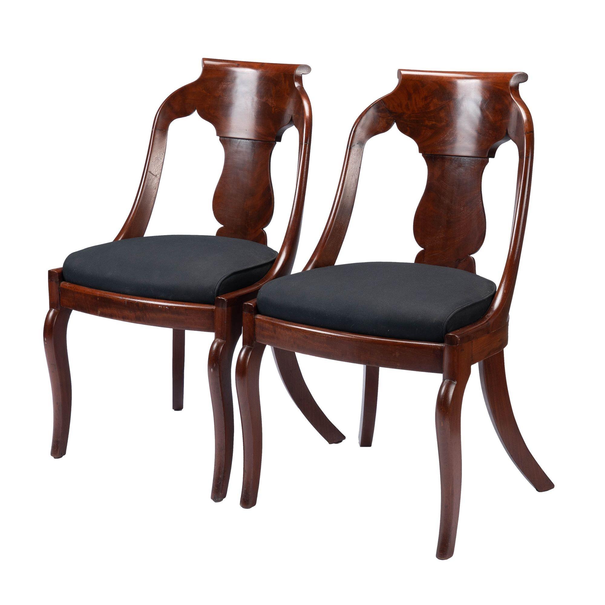 Paar amerikanische gepolsterte Mahagoni- Gondola-Stühle mit Schlickersitz (1830-35) (Neoklassisch) im Angebot