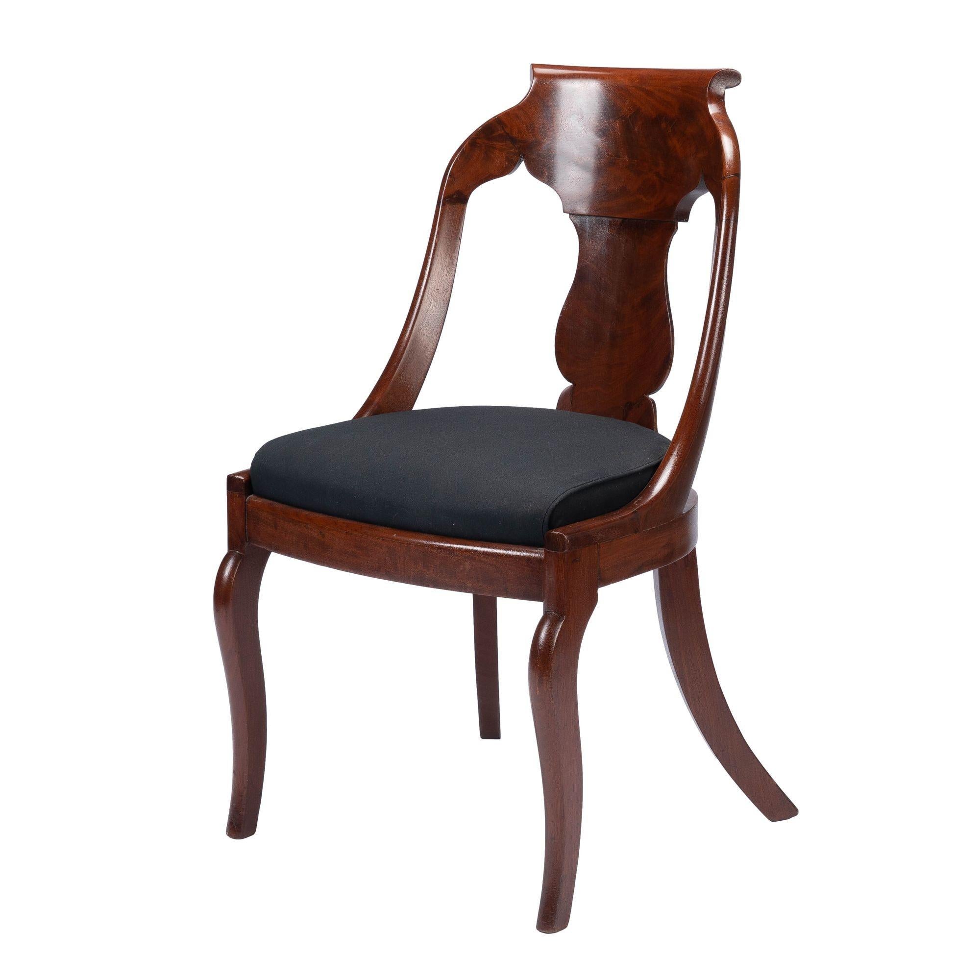 Paar amerikanische gepolsterte Mahagoni- Gondola-Stühle mit Schlickersitz (1830-35) (Polster) im Angebot