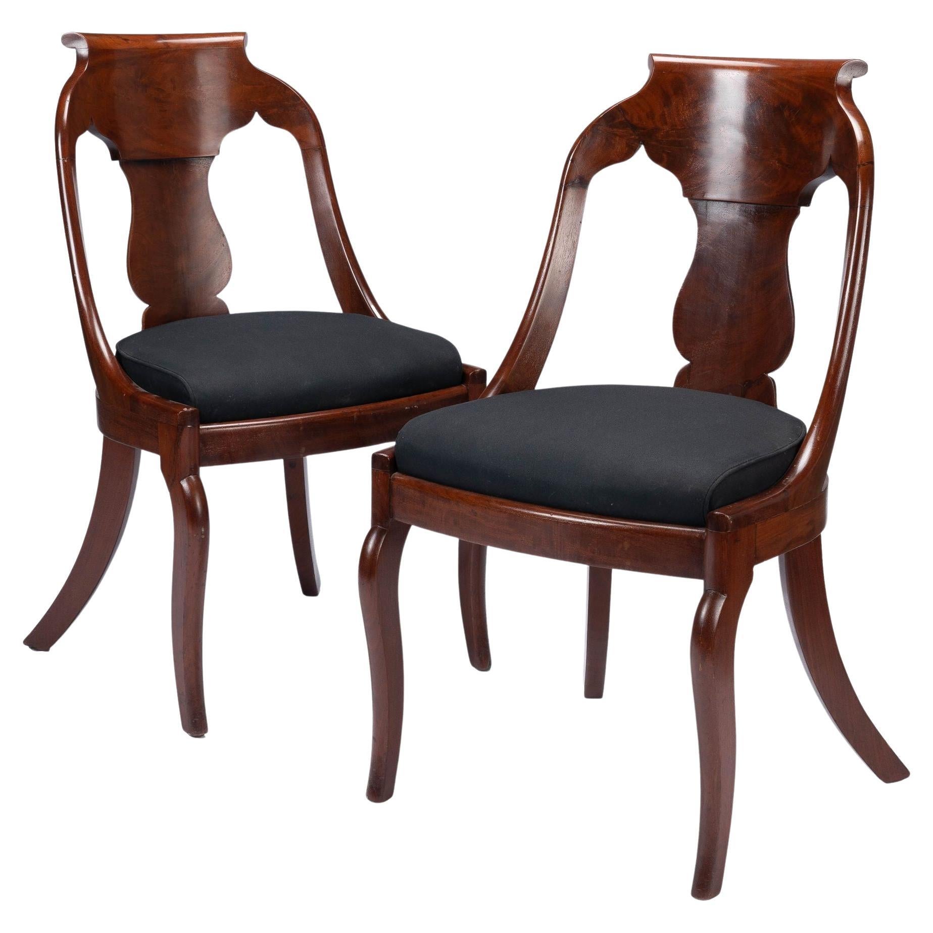 Paar amerikanische gepolsterte Mahagoni- Gondola-Stühle mit Schlickersitz (1830-35) im Angebot