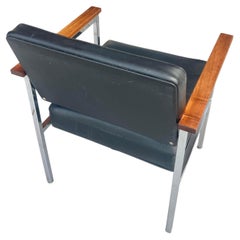 Coppia di sedie MCM americane in cromo, noce e Naugahyde di Steelcase