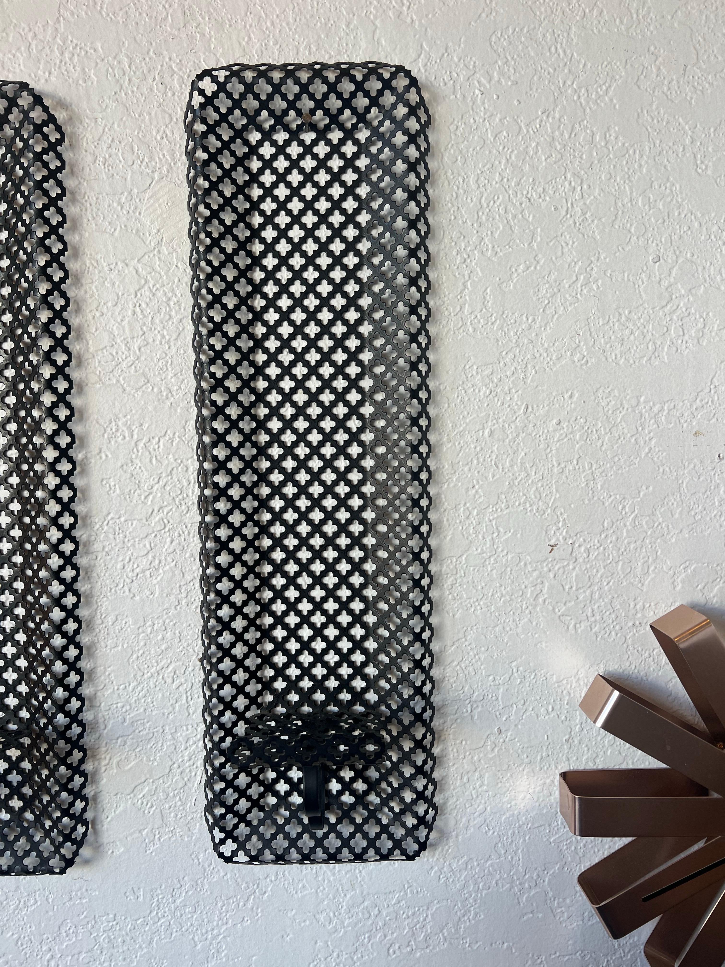 Paar amerikanische Mid Century Atomic Age Metall Quatrefoil Kerze Wandleuchter (Moderne der Mitte des Jahrhunderts) im Angebot