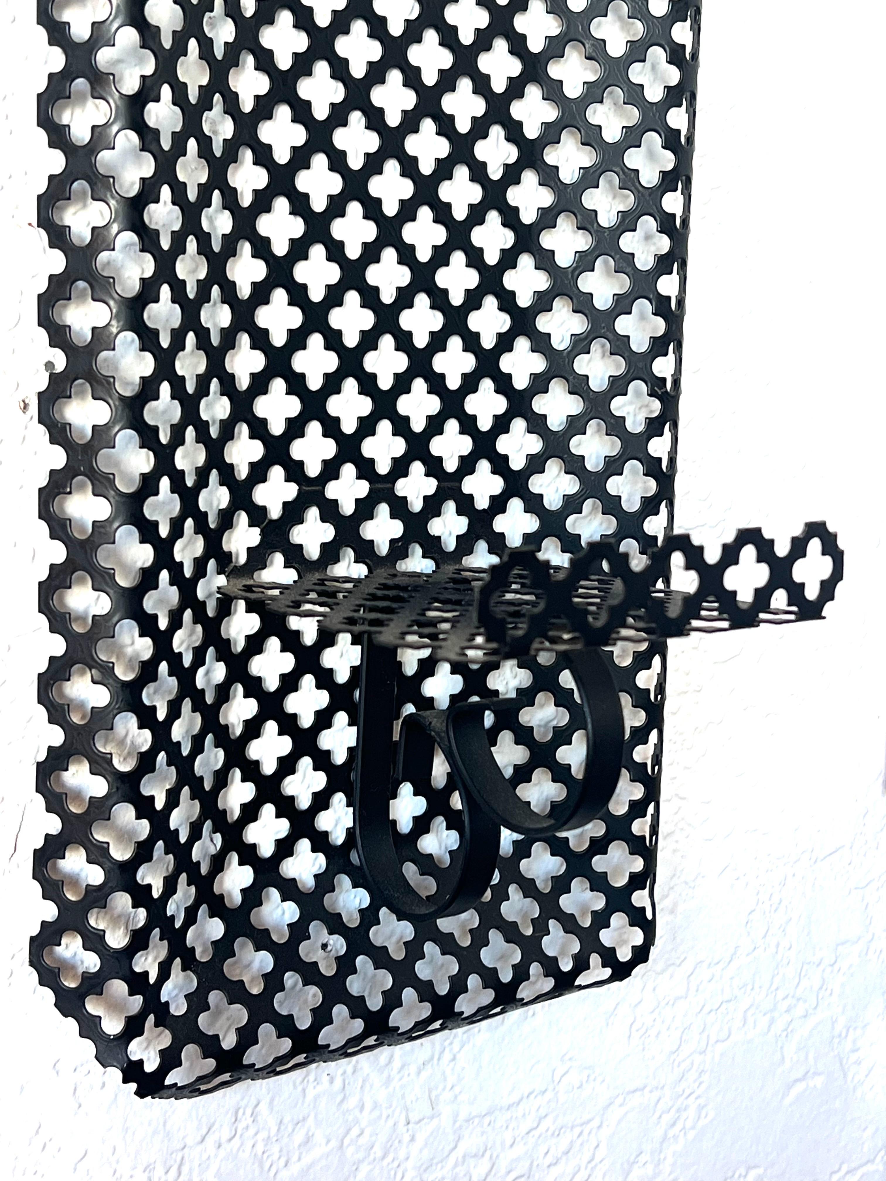 Paar amerikanische Mid Century Atomic Age Metall Quatrefoil Kerze Wandleuchter im Zustand „Gut“ im Angebot in San Diego, CA