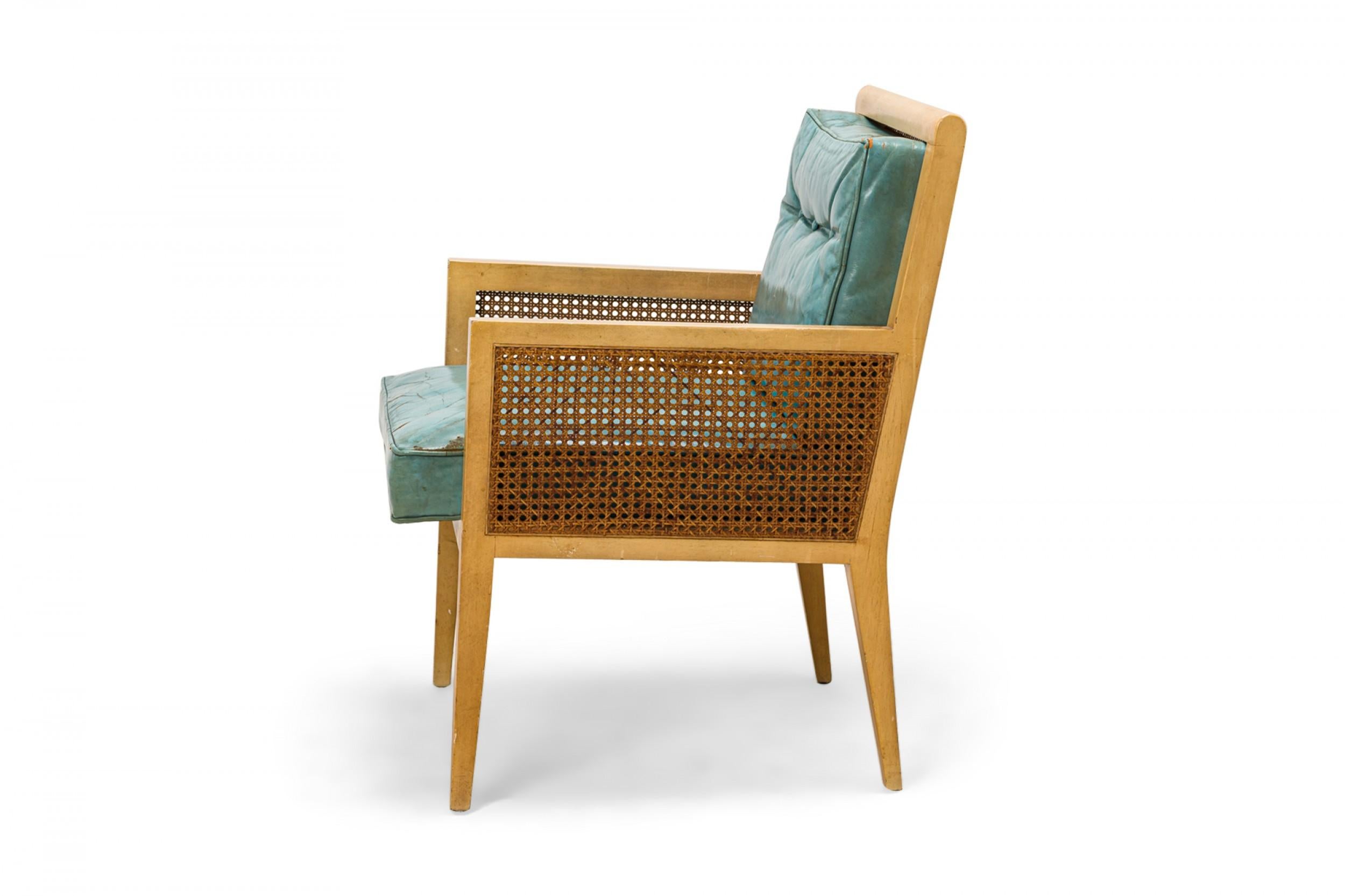 Américain Paire de fauteuils de salon américains du milieu du siècle en bois blond, rotin et cuir bleu en vente