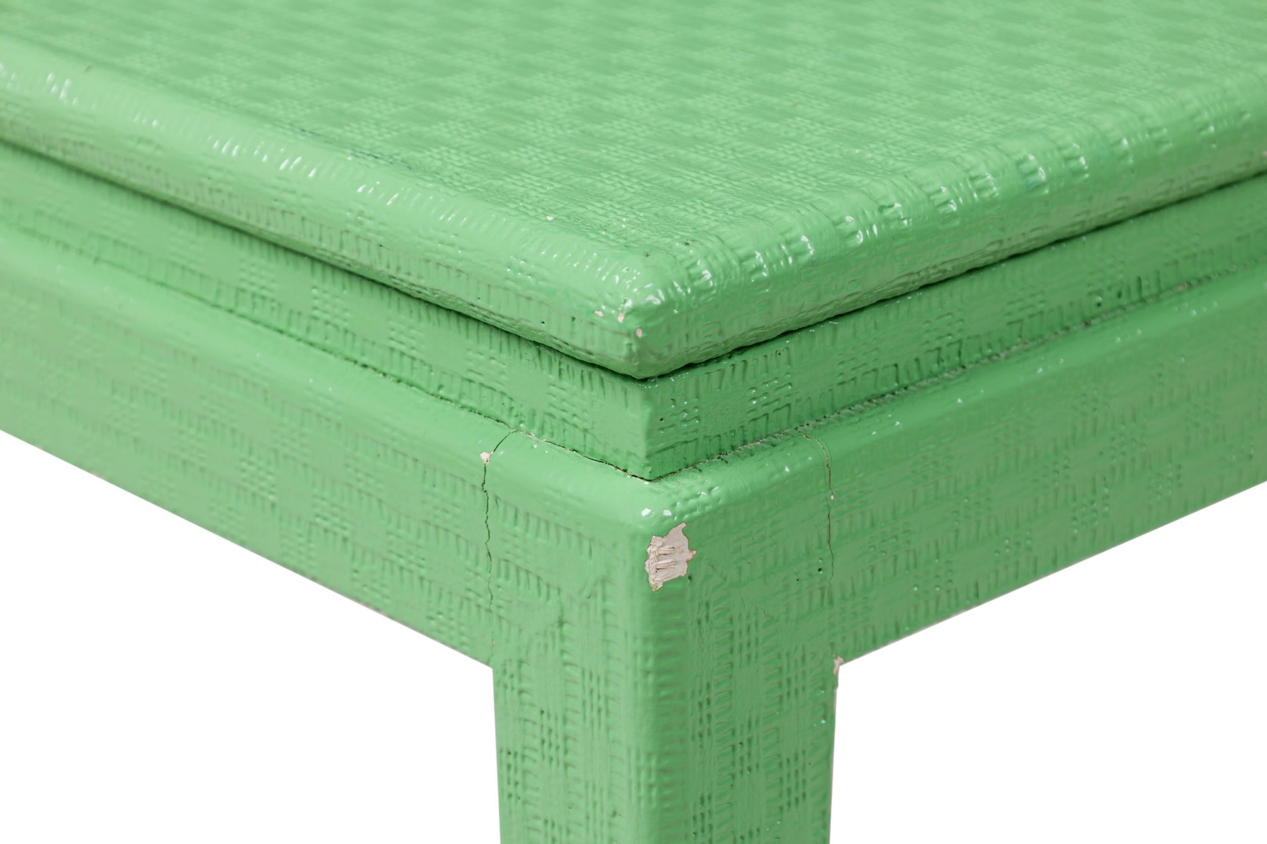 Pareja de mesas auxiliares americanas de mediados de siglo Karl Springer en relieve verde en venta 2