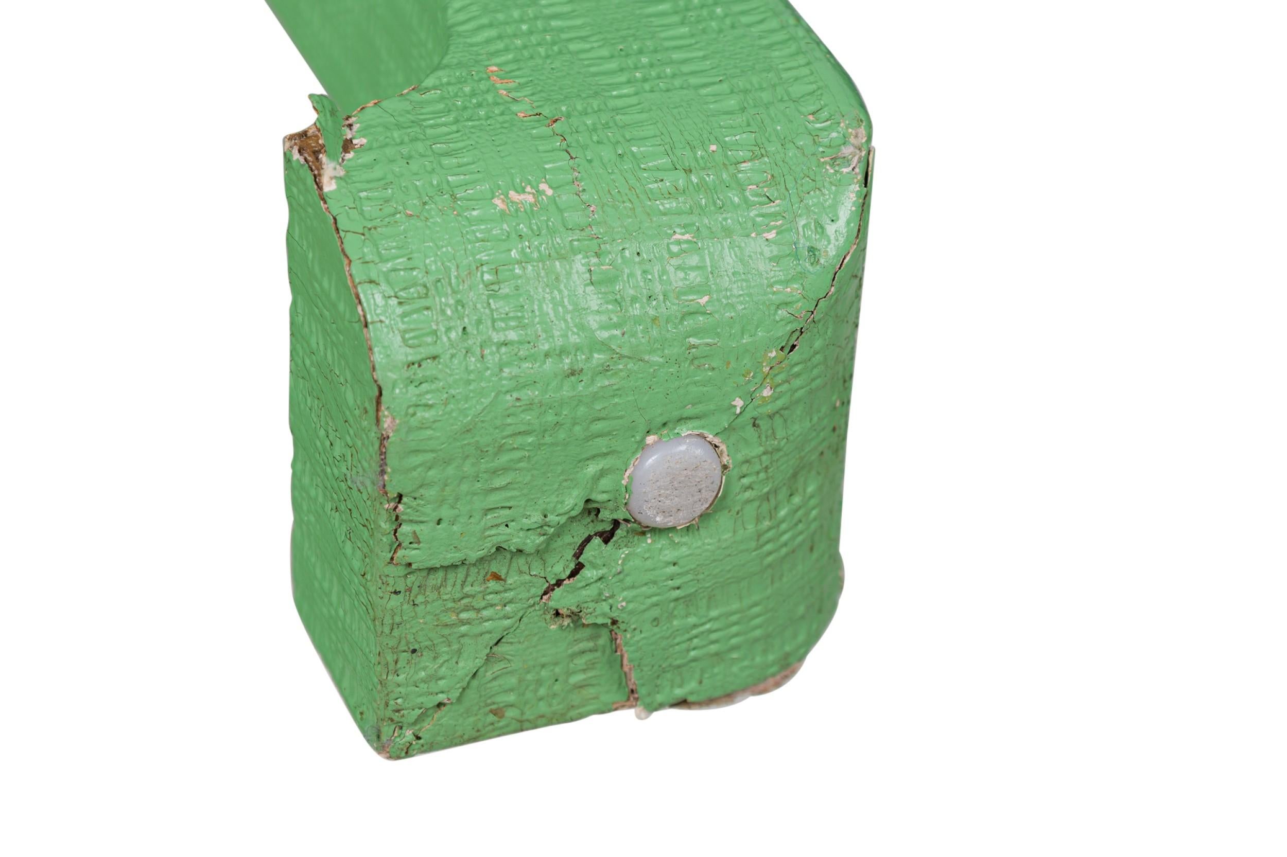 Pareja de mesas auxiliares americanas de mediados de siglo Karl Springer en relieve verde en venta 3