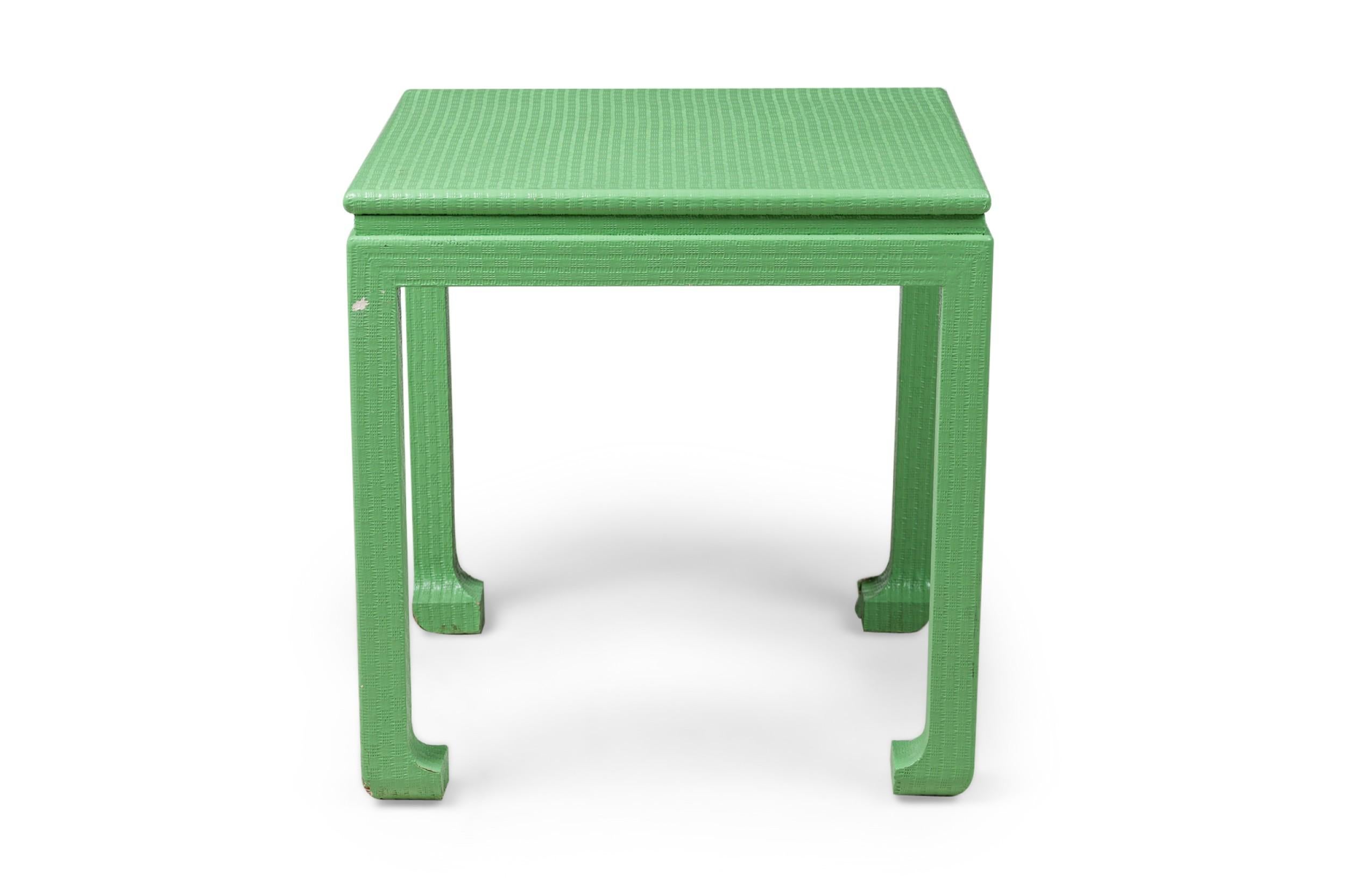Pareja de mesas auxiliares cuadradas americanas de mediados de siglo, de tela de lona pintada de verde, con un diseño de influencia asiática y fondo perfilado en el faldón y las patas (KARL SPRINGER) (PRECIO PAR)

algo de desgaste en zonas del