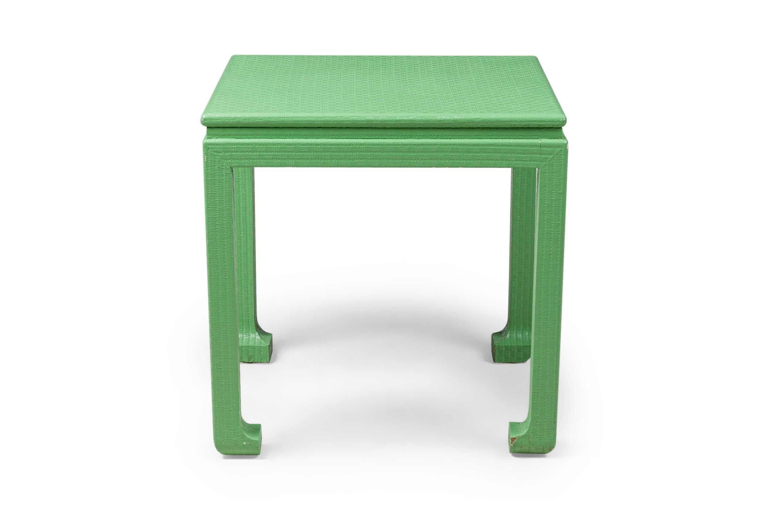 Pareja de mesas auxiliares americanas de mediados de siglo Karl Springer en relieve verde Estadounidense en venta