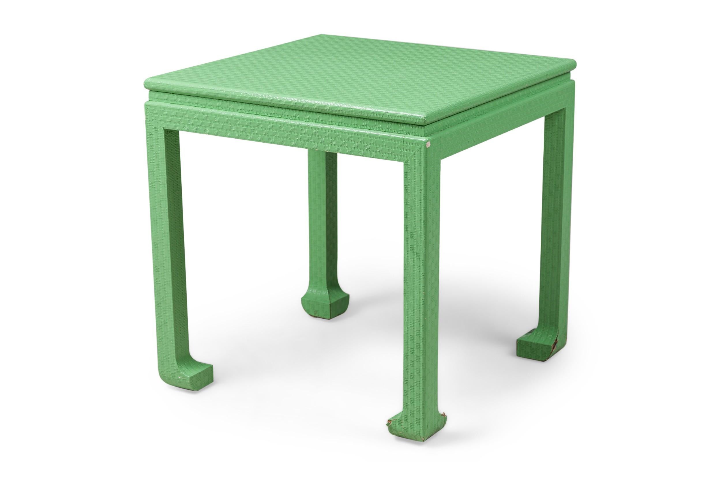 Pareja de mesas auxiliares americanas de mediados de siglo Karl Springer en relieve verde Pintado a mano en venta