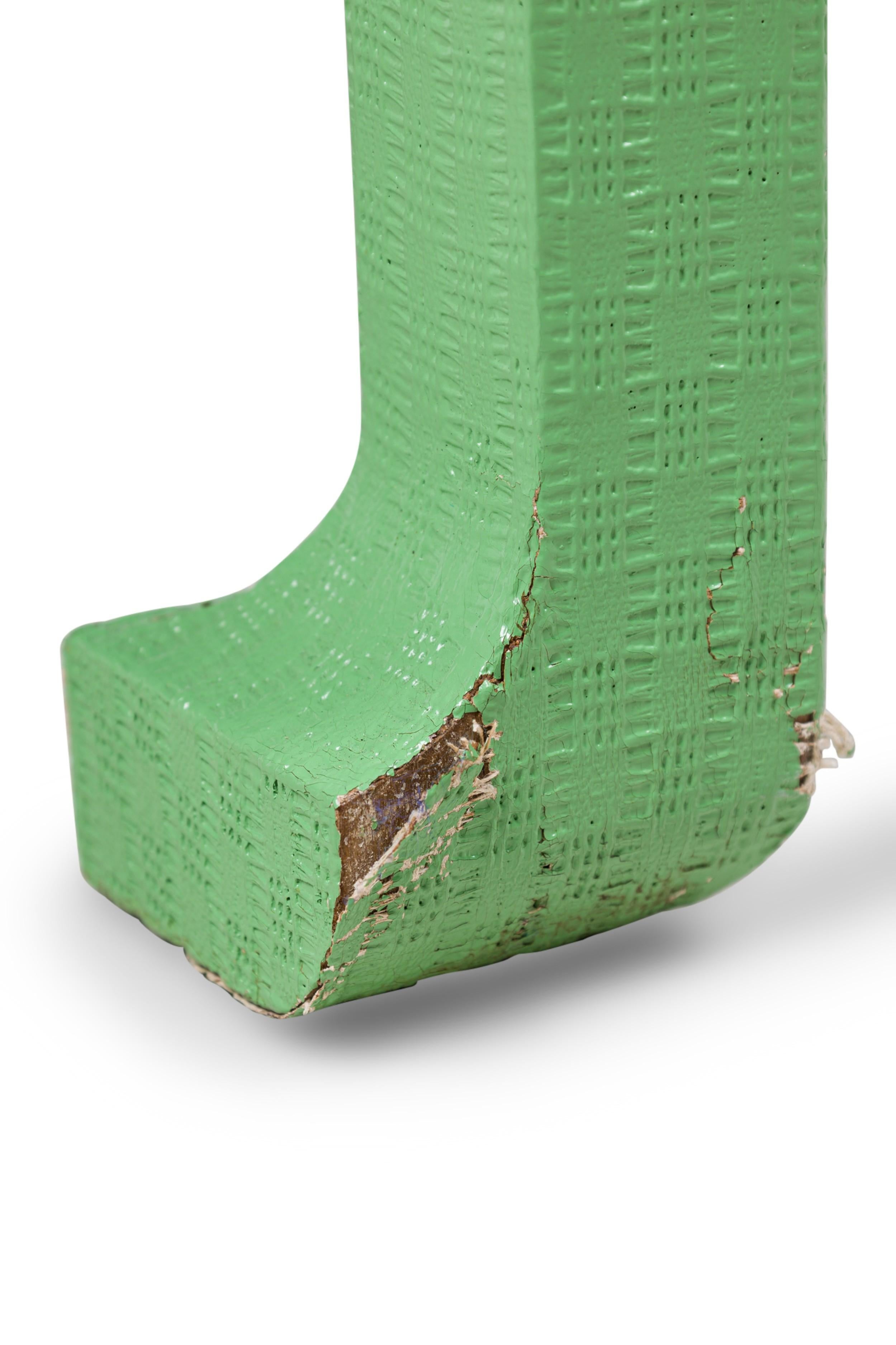 Pareja de mesas auxiliares americanas de mediados de siglo Karl Springer en relieve verde Pintura en venta
