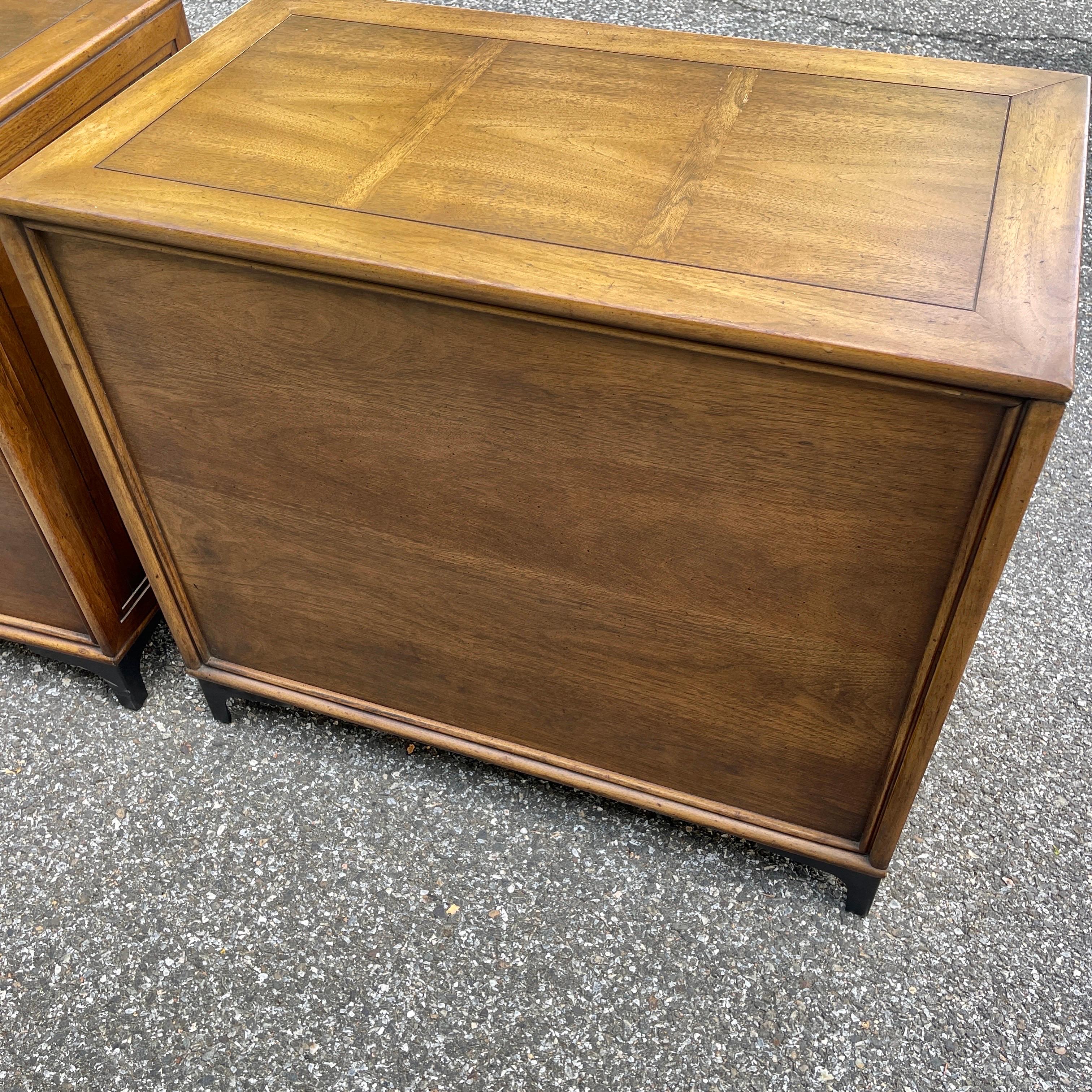 Pair of American Mid-Century Mastercraft Chests of Drawers 10