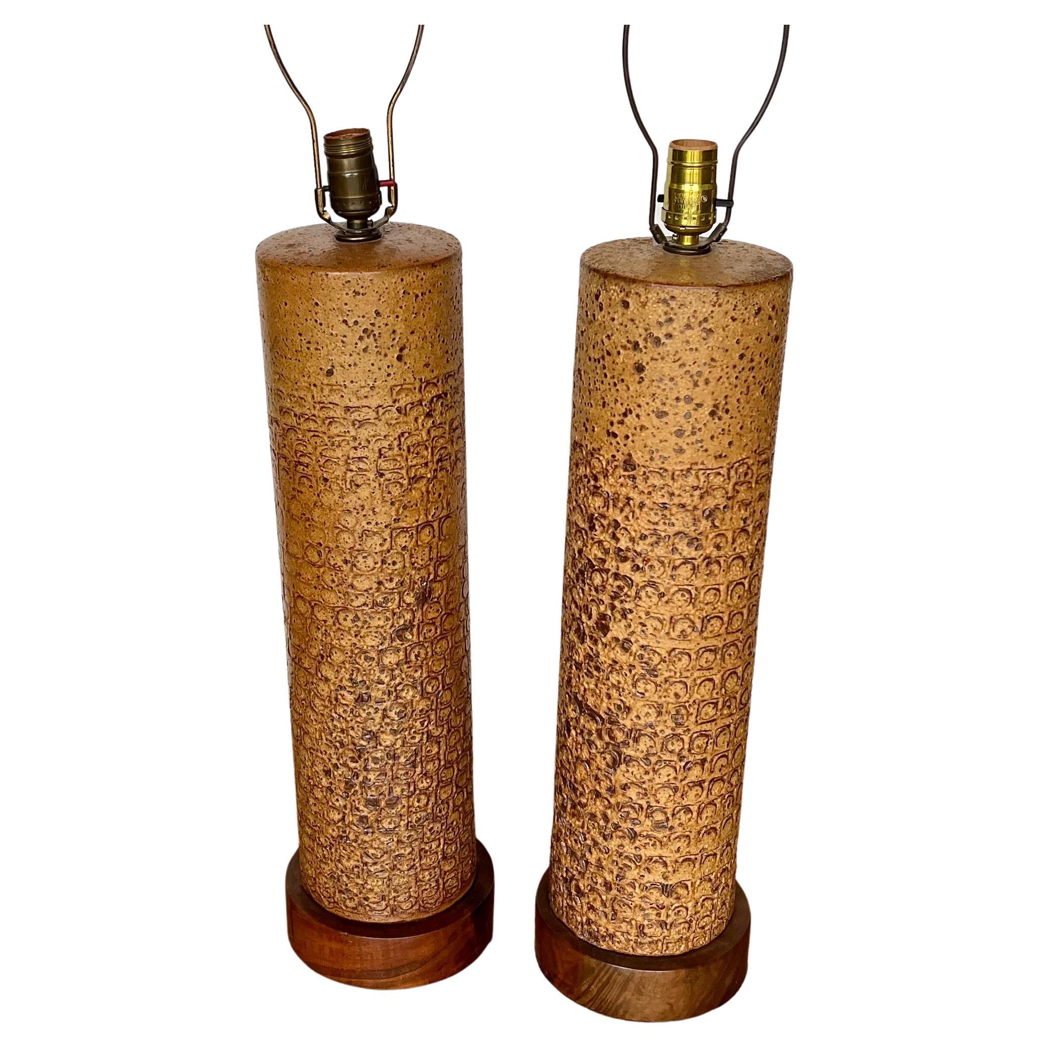 Pair of American Mid-Century Modern Ceramic Column Table Lamps Walnut Bases In Good Condition In San Diego, CA