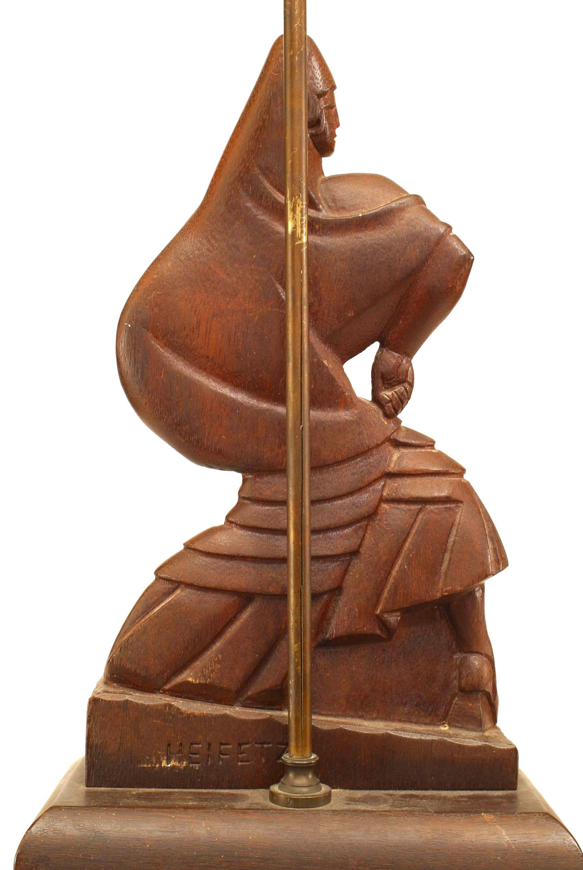 Mid-Century Modern Paire de lampes de bureau américaines Heifetz figuratives en acajou du milieu du siècle dernier en vente