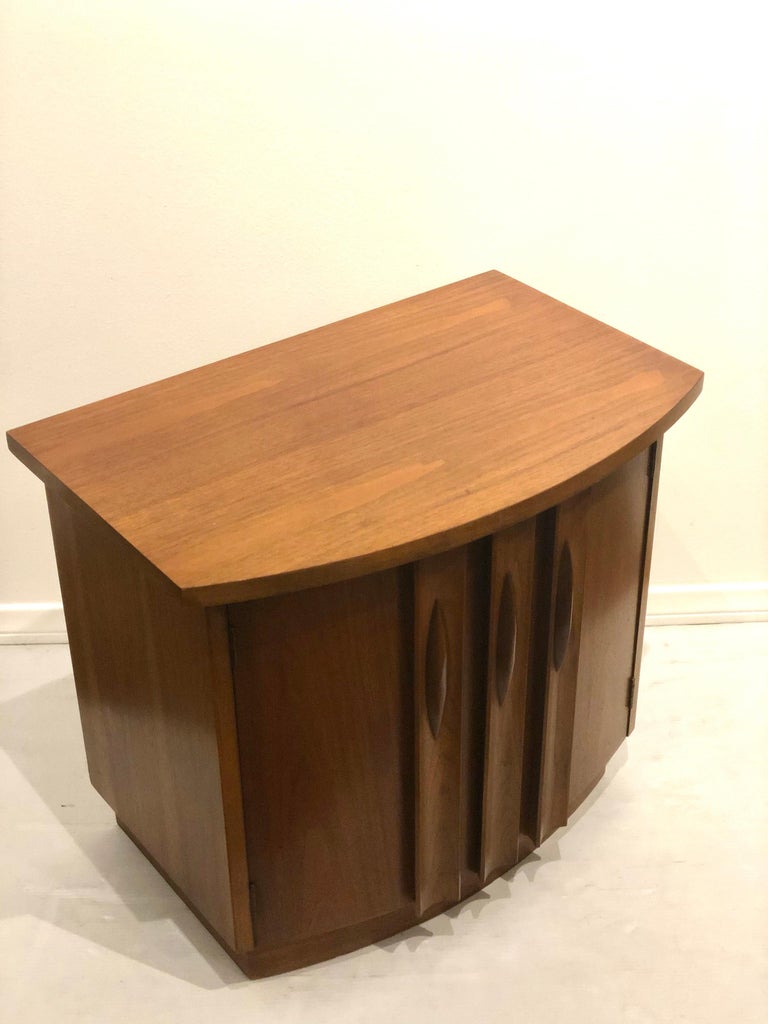 Pair of American Mid-Century Modern Walnut Night Stands In Good Condition In San Diego, CA