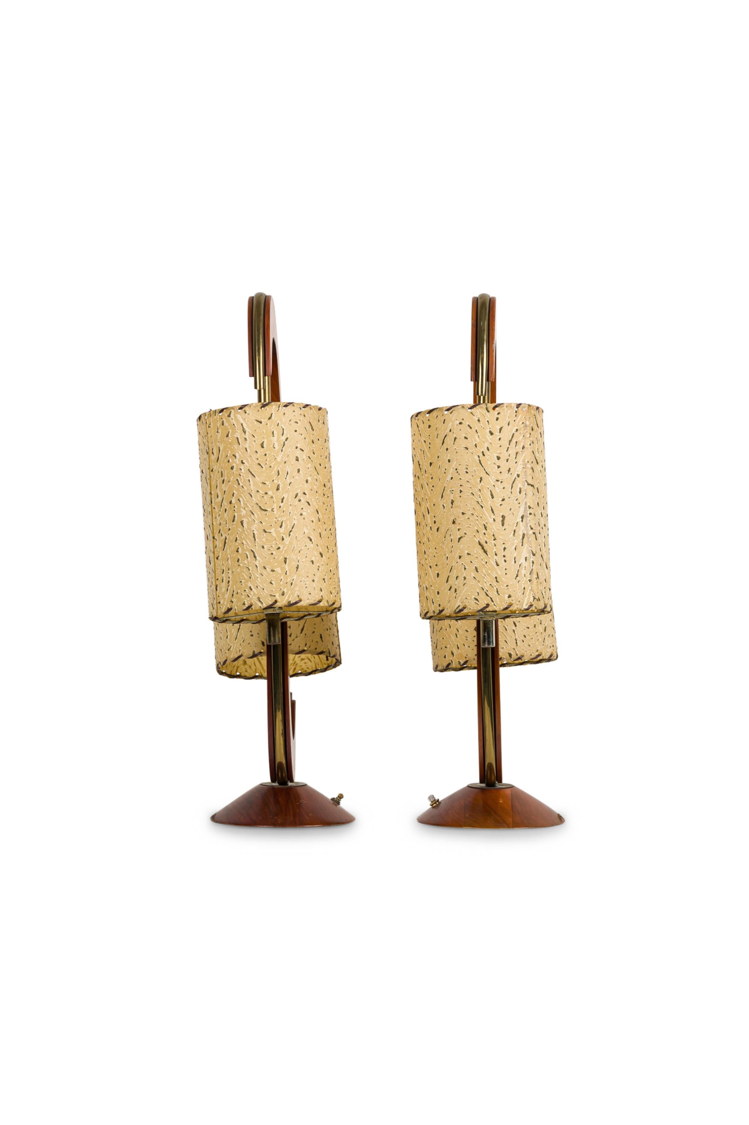 PAR de lámparas de sobremesa gemelas de latón y nogal con forma de S americanas de mediados de siglo (PRECIADAS COMO PAR)