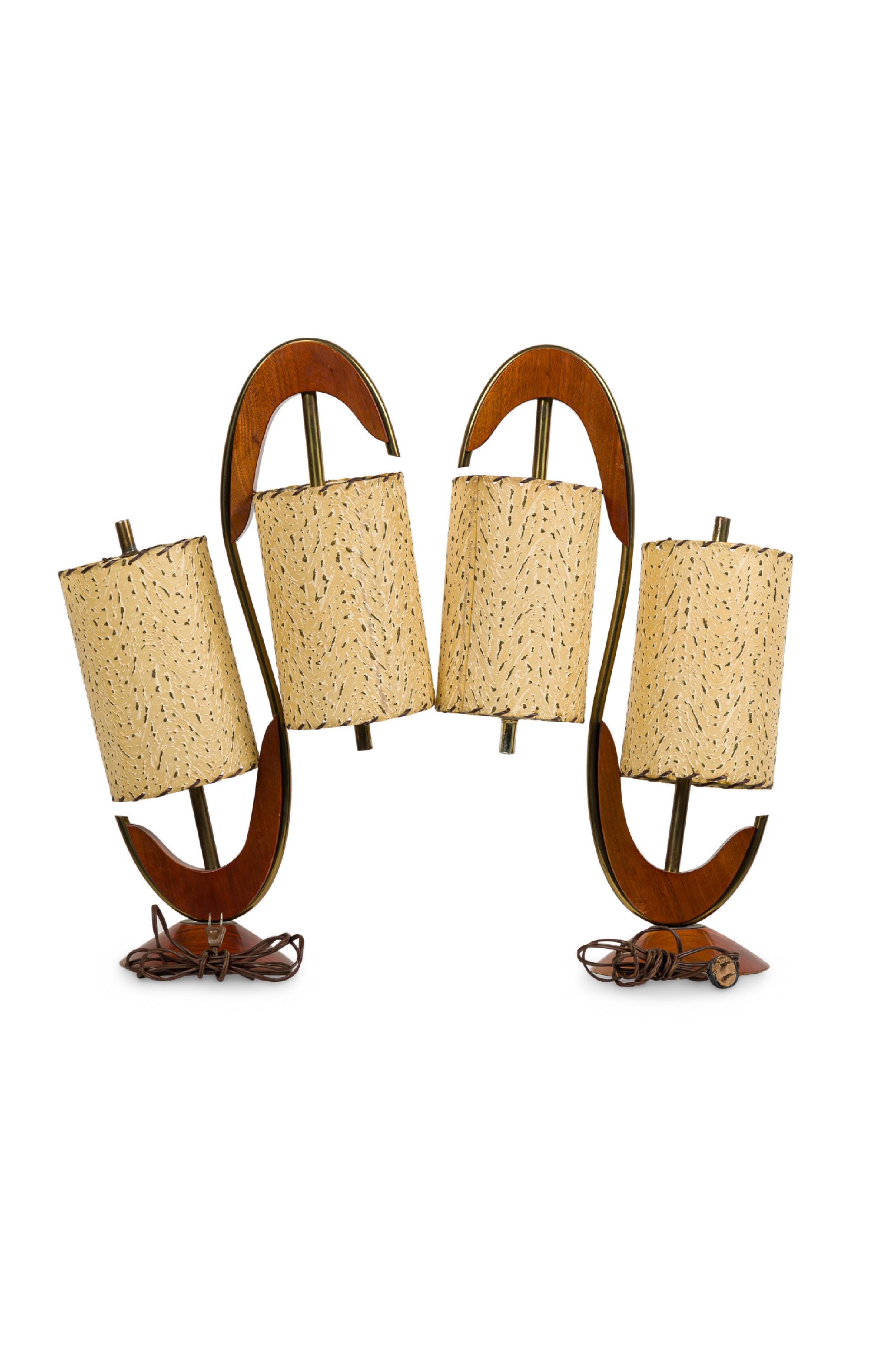 Pareja de lámparas de sobremesa americanas de mediados de siglo en forma de S de latón y nogal Moderno de mediados de siglo en venta