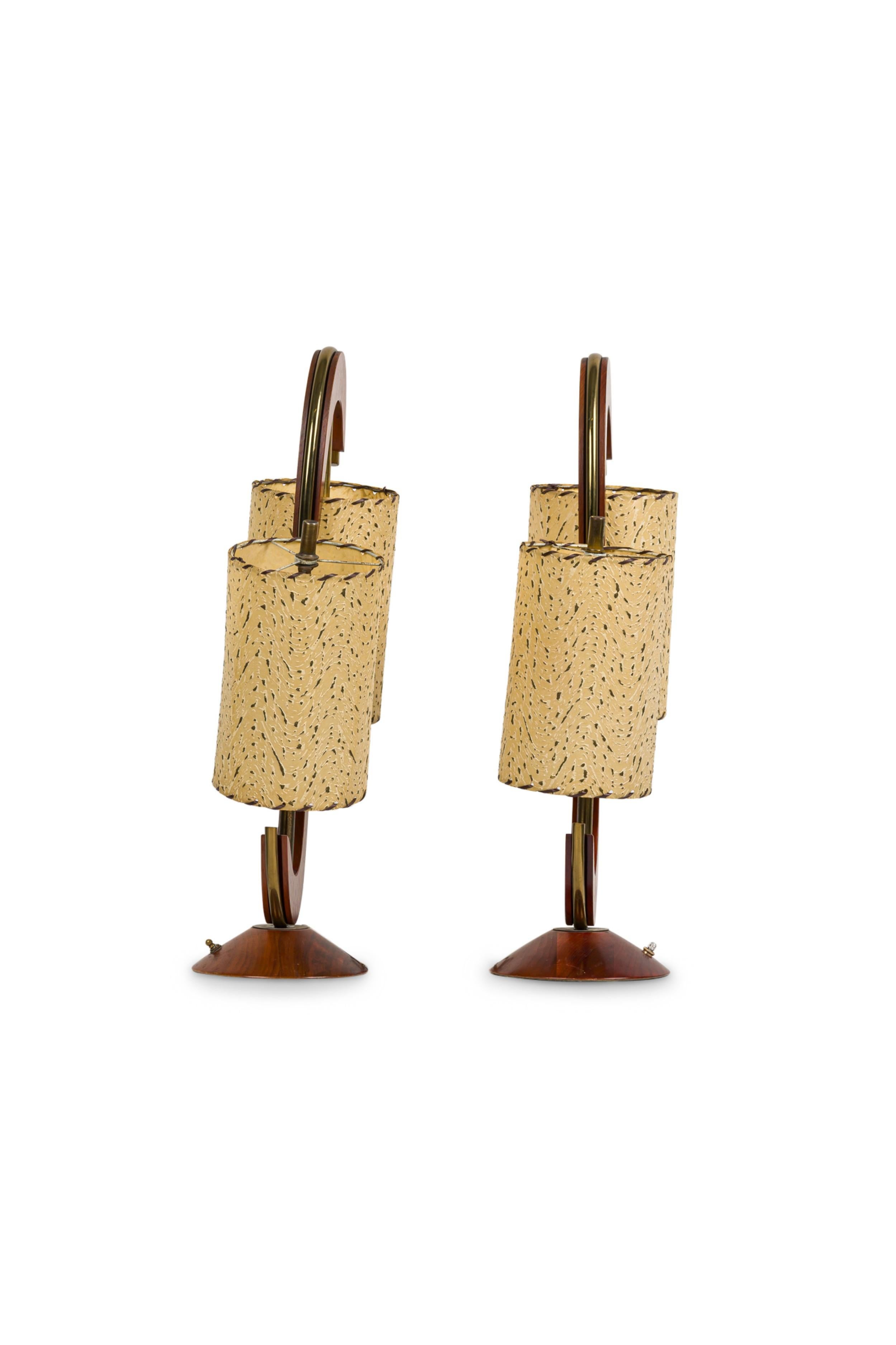 Pareja de lámparas de sobremesa americanas de mediados de siglo en forma de S de latón y nogal Estadounidense en venta