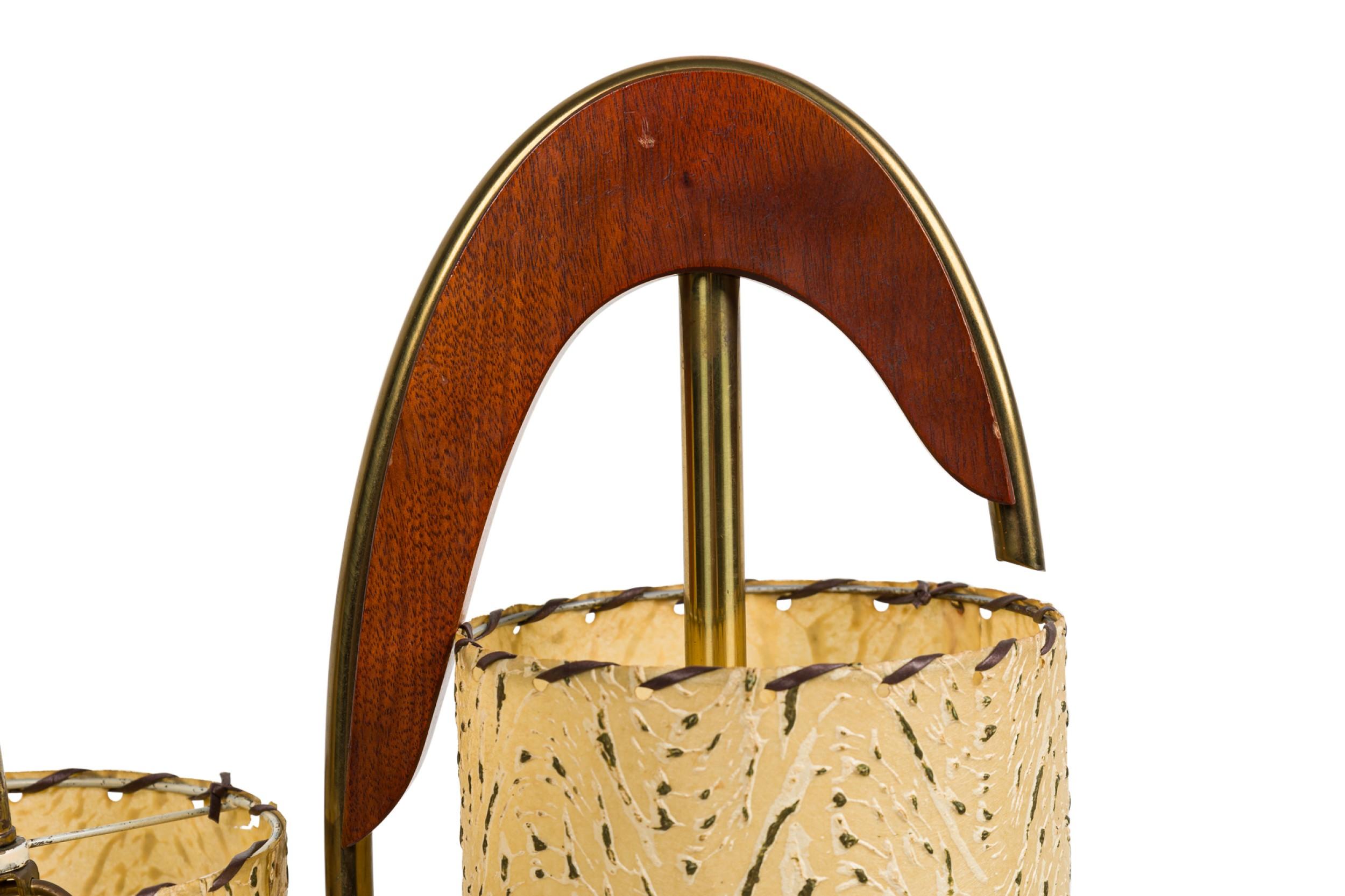 Pareja de lámparas de sobremesa americanas de mediados de siglo en forma de S de latón y nogal en Bueno estado para la venta en Queens, NY