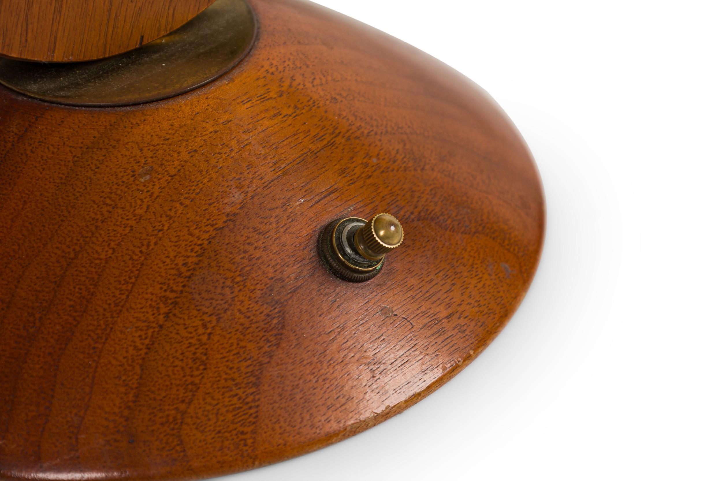 Pareja de lámparas de sobremesa americanas de mediados de siglo en forma de S de latón y nogal siglo XX en venta