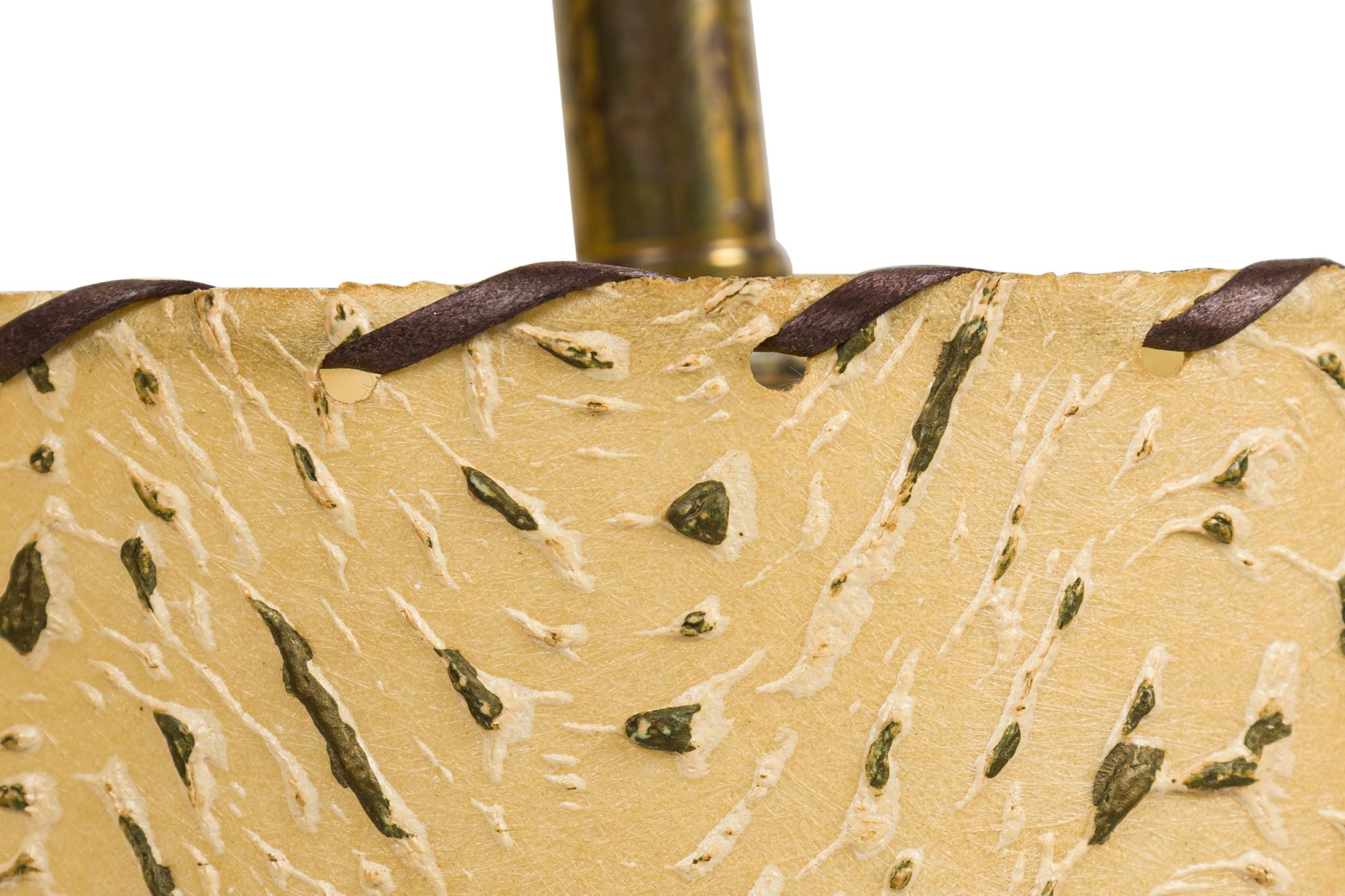 Pareja de lámparas de sobremesa americanas de mediados de siglo en forma de S de latón y nogal en venta 1