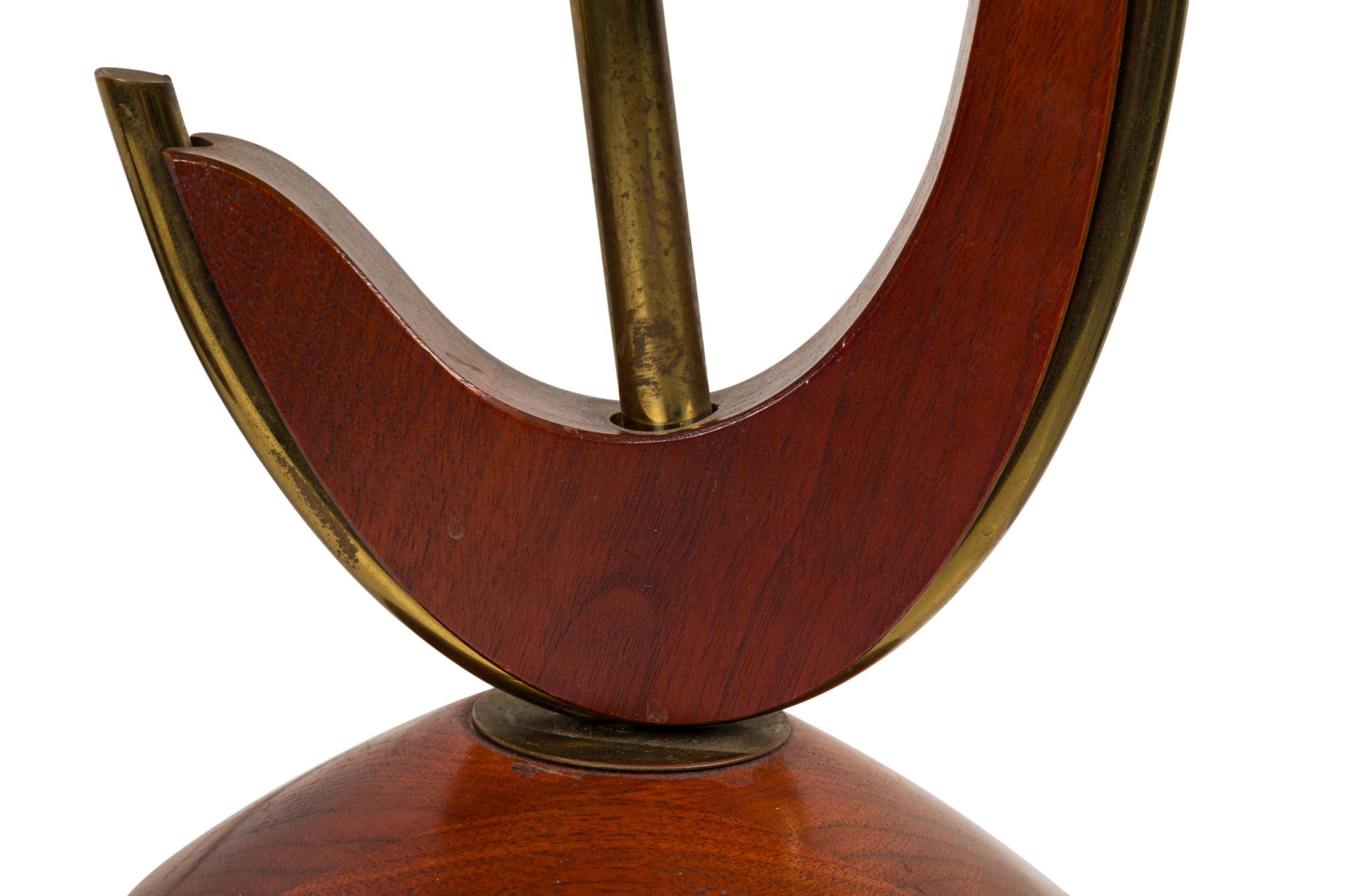 Pareja de lámparas de sobremesa americanas de mediados de siglo en forma de S de latón y nogal en venta 2