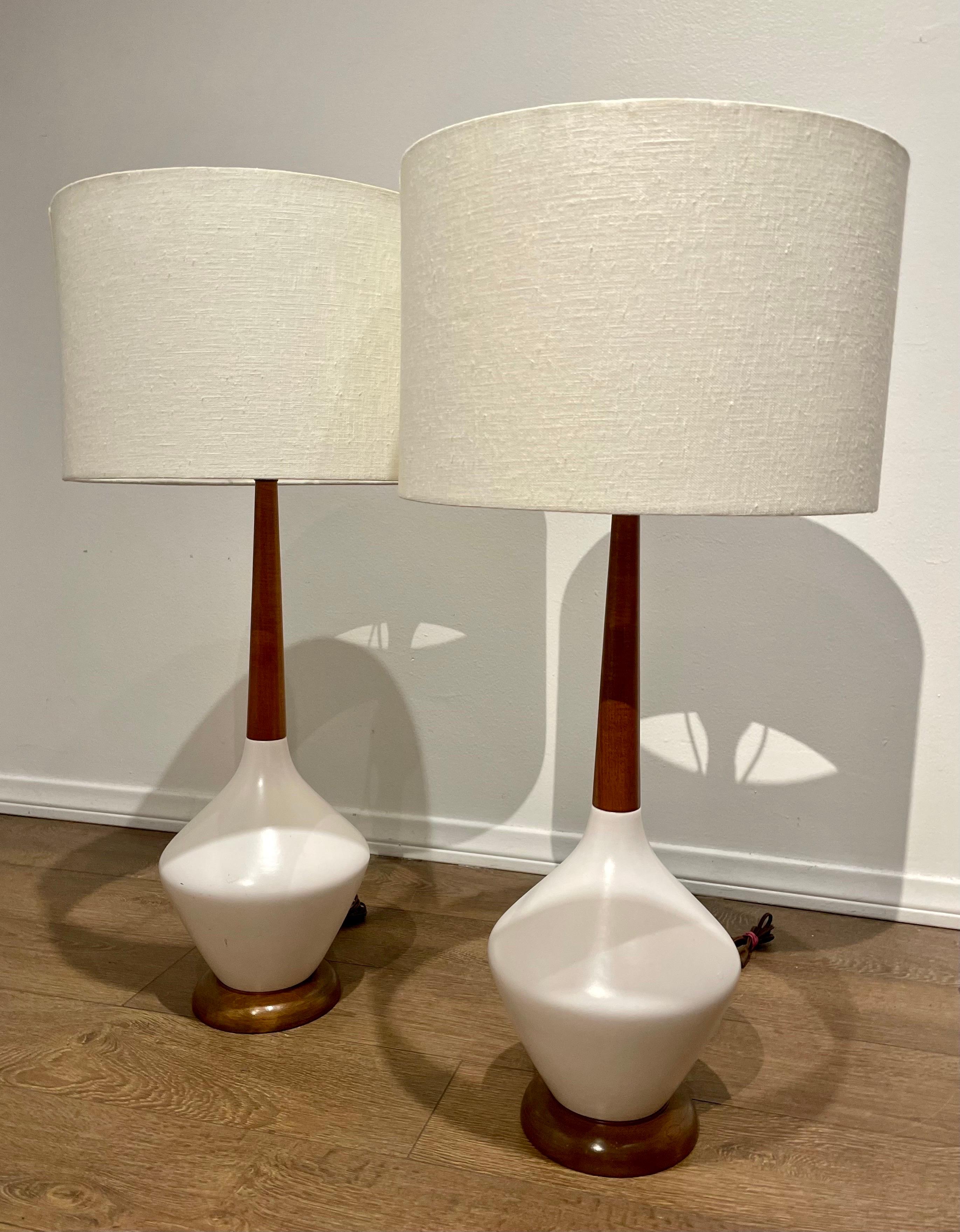 Beautiful pair of American mid-century walnut and satin porcelain finish base table lamps, circa 1950's the shades are 15