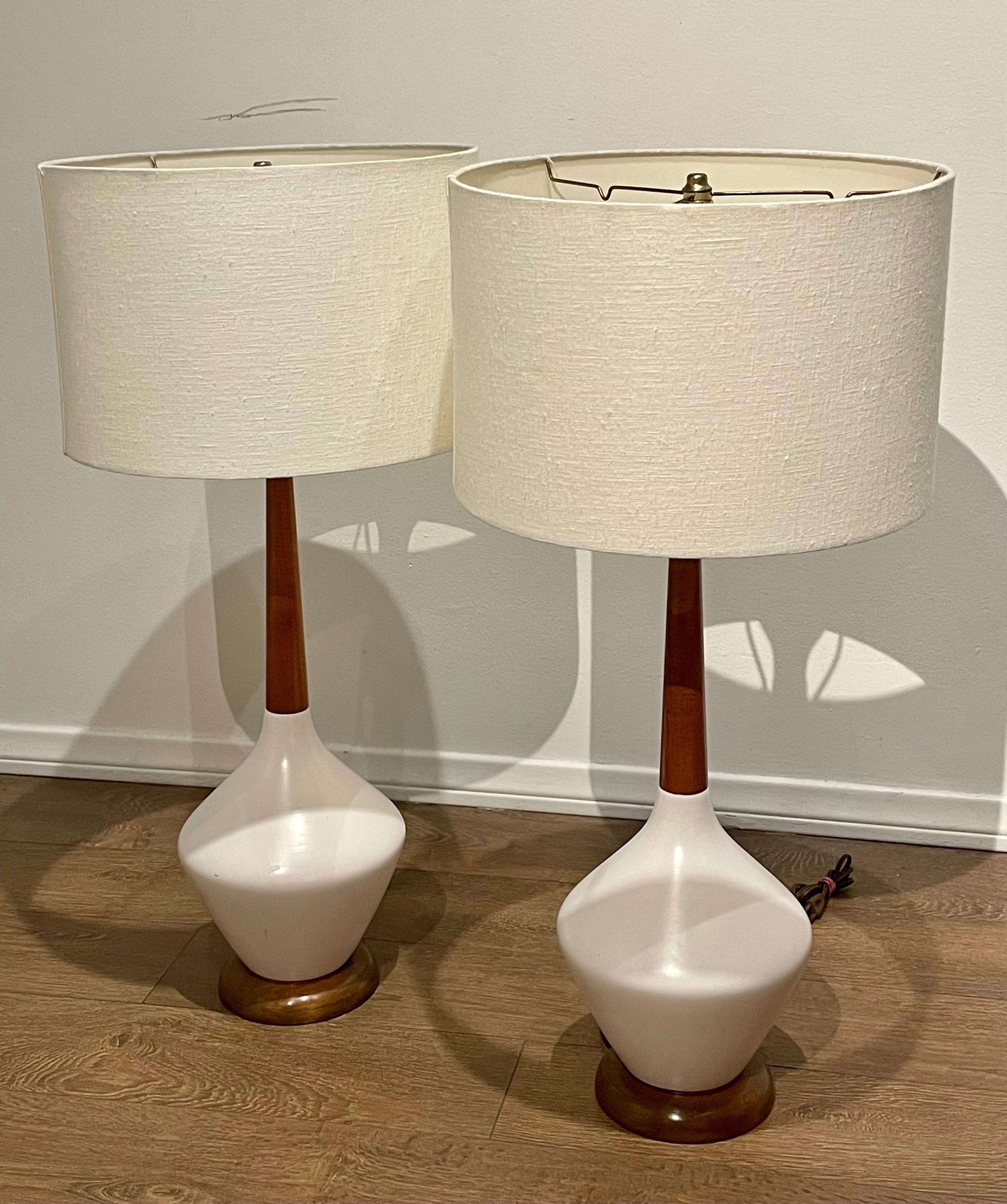 Pair of American Mid Century White Satin Cearmic & Walnut table Lamps In Excellent Condition In San Diego, CA