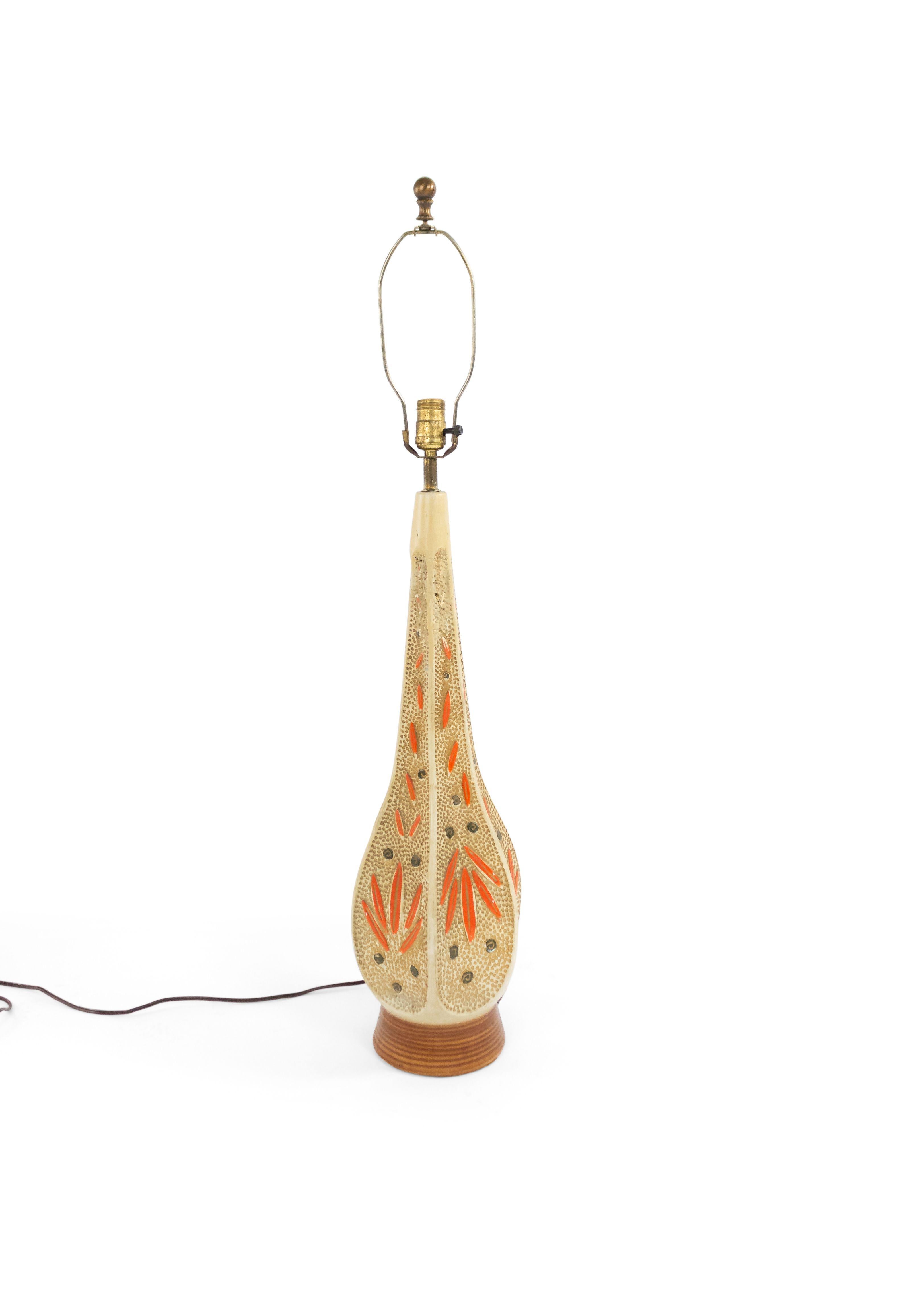 Mid-Century Modern Paire de lampes de bureau américaines en céramique à motifs floraux du milieu du siècle dernier en vente